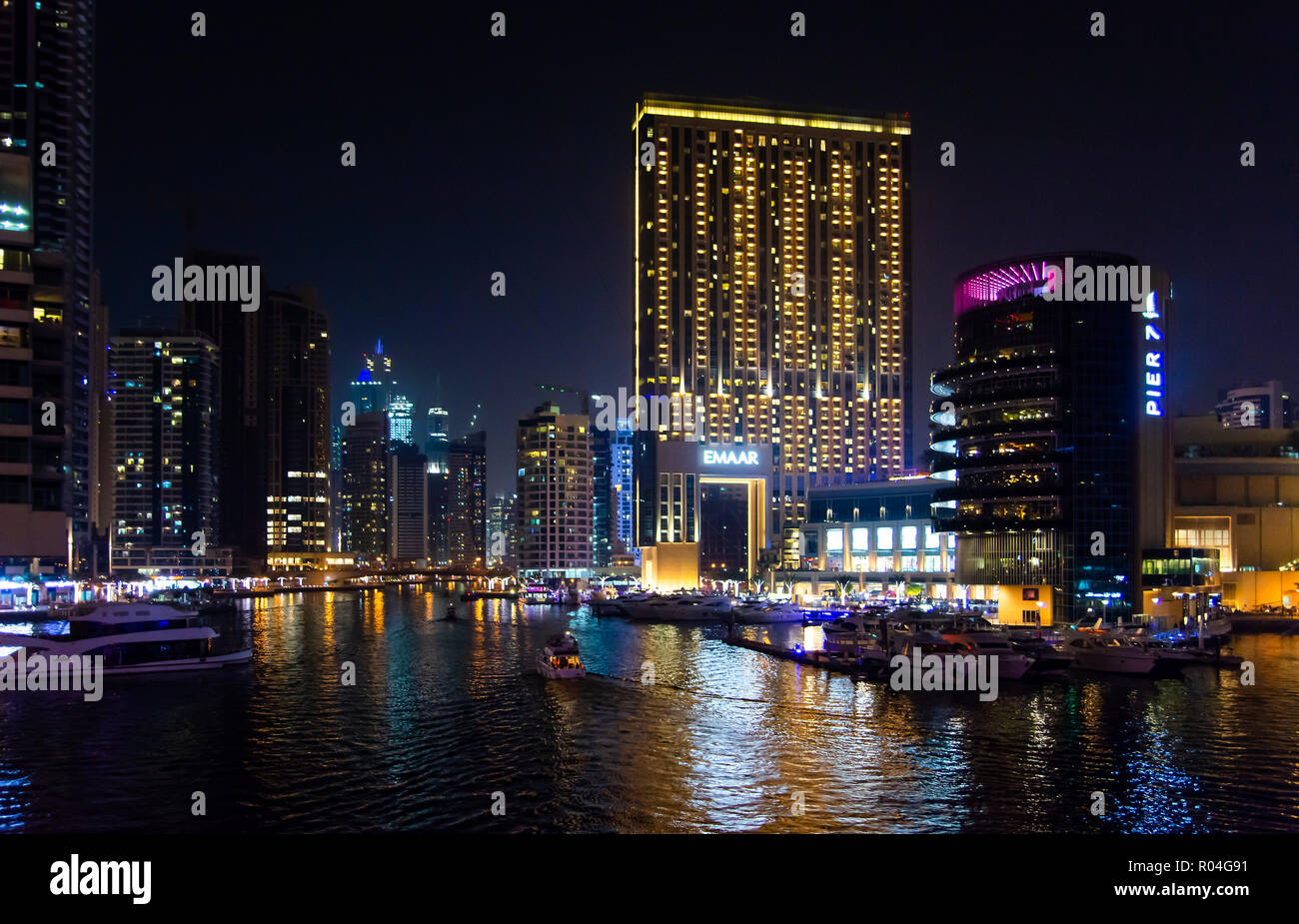 Dubai, Emiratos Árabes Unidos - Marzo 8, 2018: Dubai Marina vista nocturna desde el puente, escenario de lujo Foto de stock