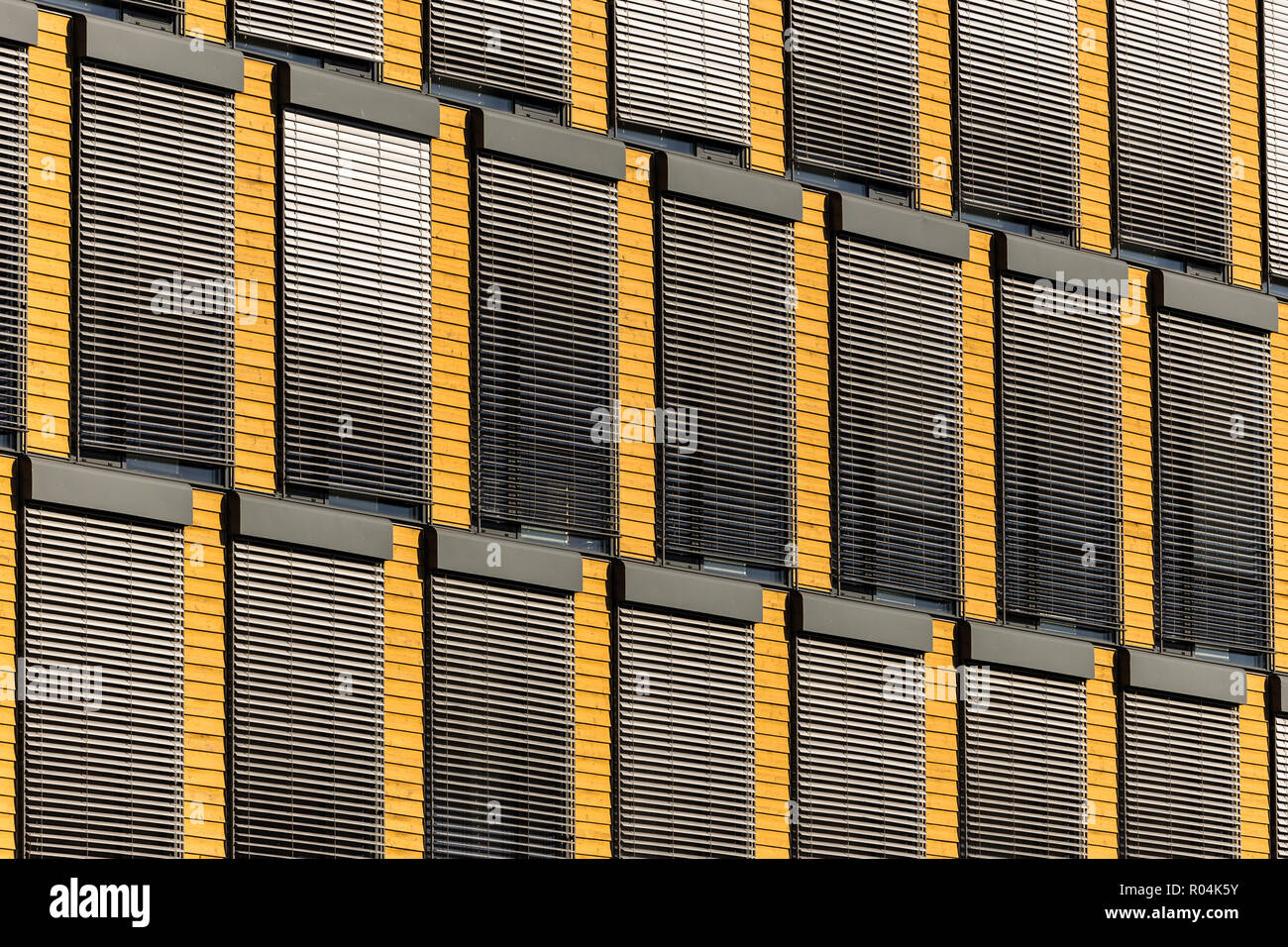 Pared y windows - la exploración urbana en la ciudad de Trondheim. La ciudad y la fotografía de la calle. Noruega. Foto de stock