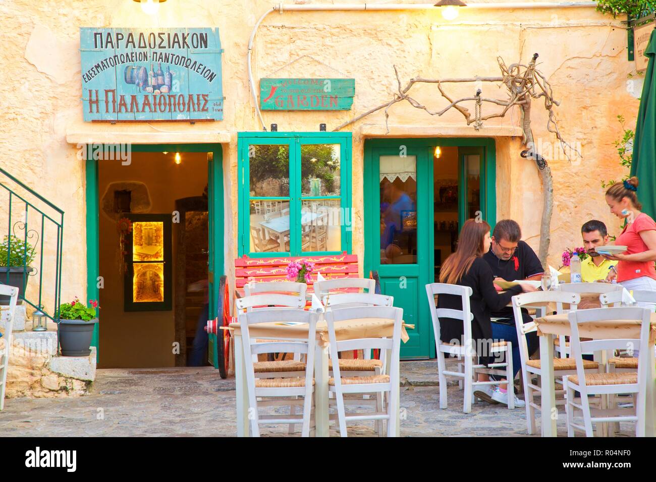 Restaurante en Areopoli, Península de Mani, el Peloponeso, Grecia, Europa Foto de stock