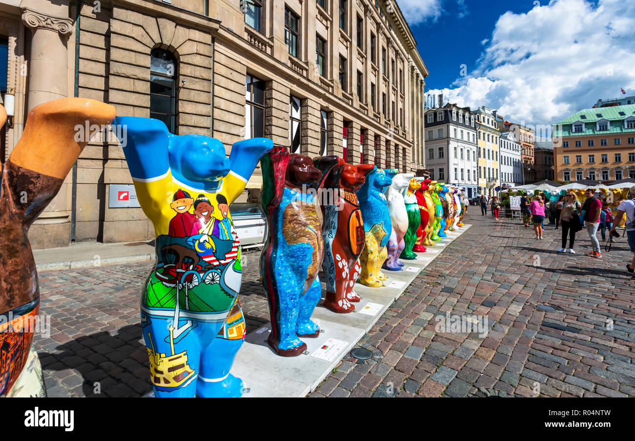 La plaza de la Catedral Dome, United Buddy Bears, el arte de la Tolerancia, en Riga, Letonia, Países Bálticos, Europa Foto de stock