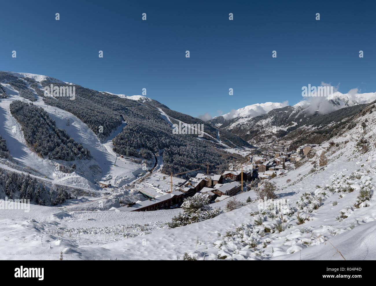 Hermoso paisaje de Soldeu, Canillo, Andorra en una mañana de otoño en su primera nevada de la temporada. Usted puede ver casi terminadas las obras de th Foto de stock