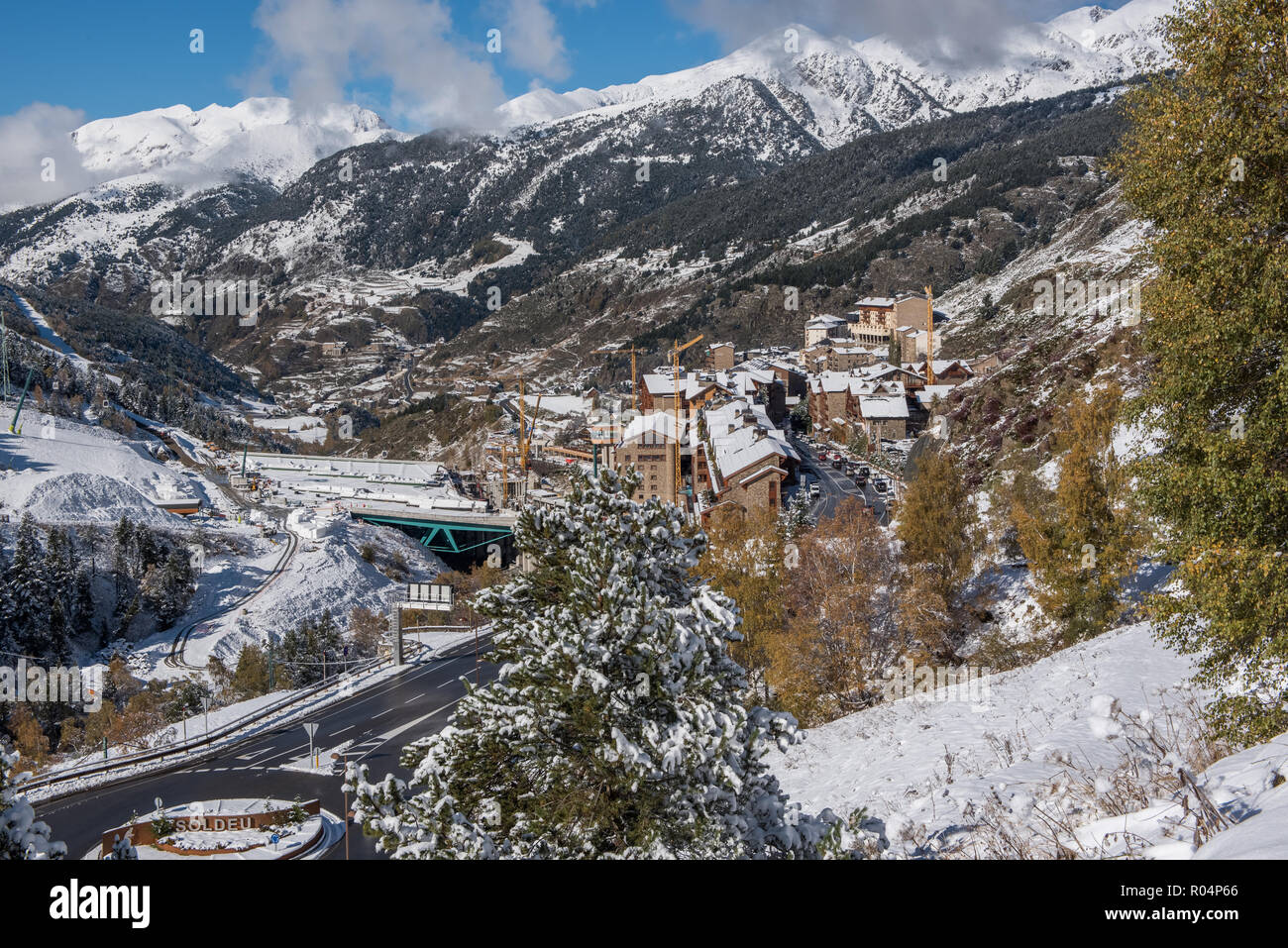 Hermoso paisaje de Soldeu, Canillo, Andorra en una mañana de otoño en su primera nevada de la temporada. Usted puede ver casi terminadas las obras de th Foto de stock