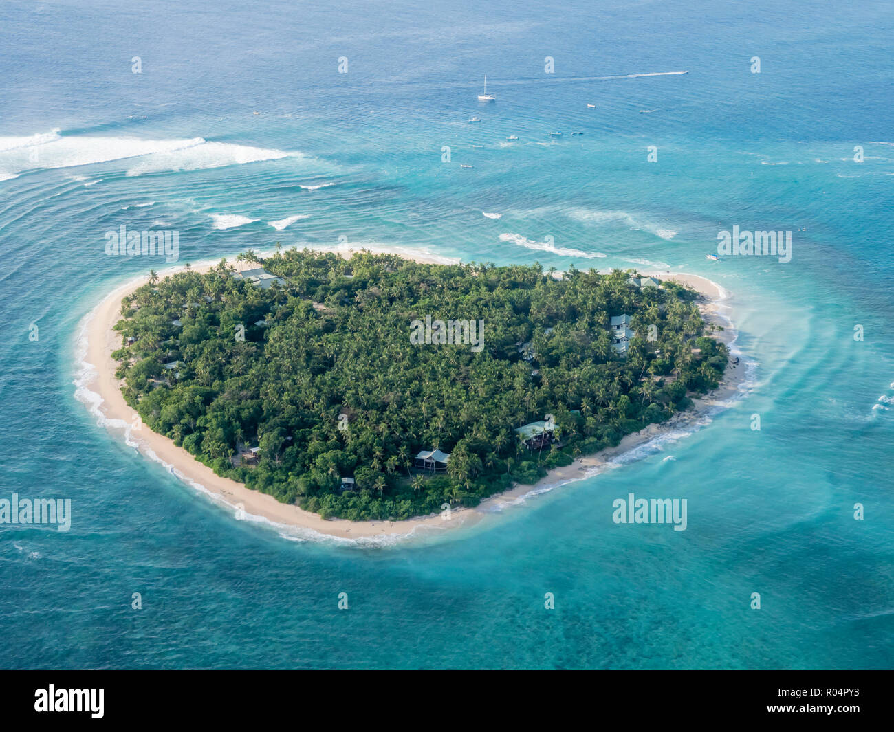 Vista aérea de la isla con forma de corazón de Tavarua, cerca de Viti Levu, en la República de Fiji, Islas del Pacífico Sur, Pacífico Foto de stock