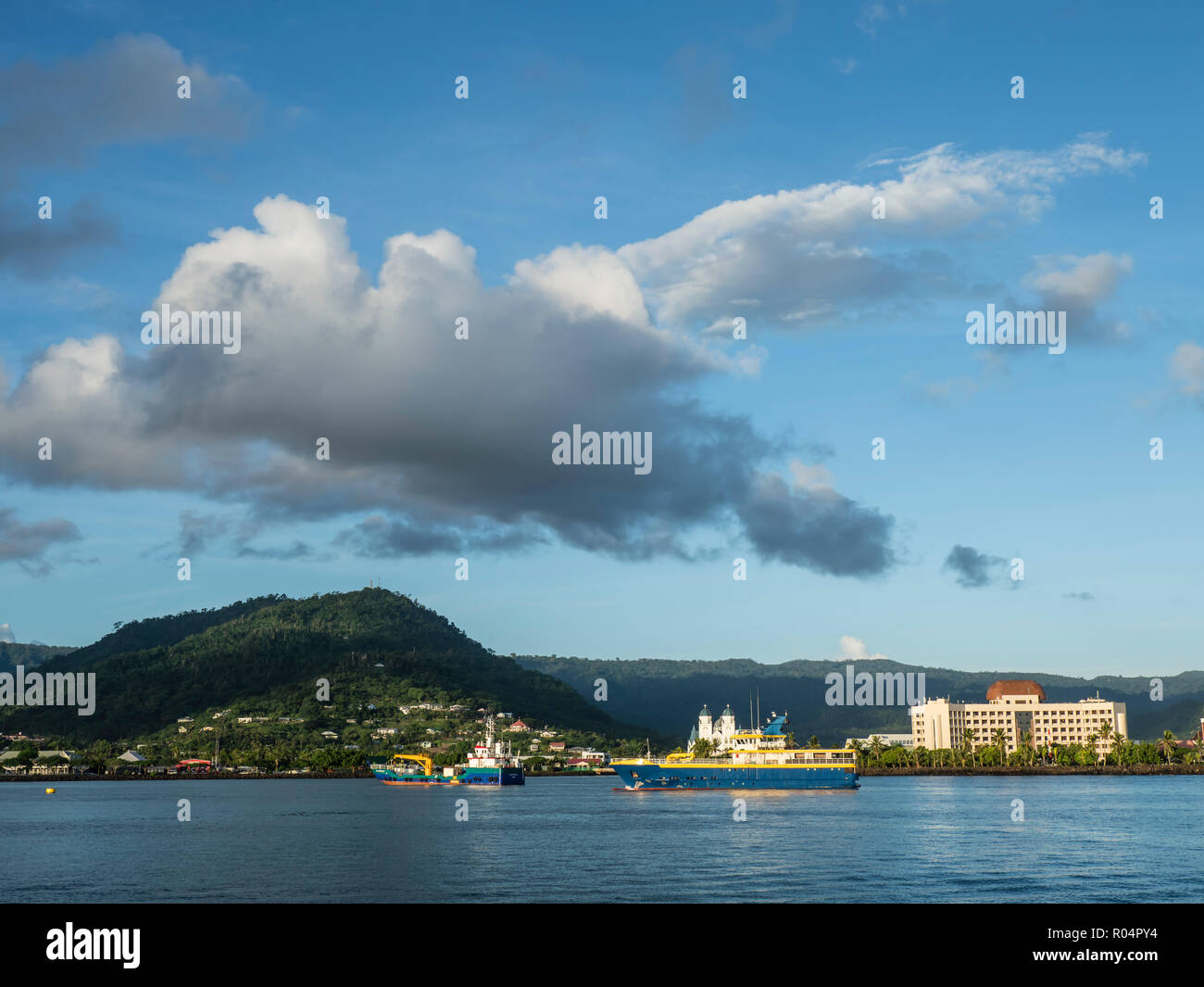 Apia puerto en la isla de Upolu, la segunda mayor isla de Samoa, Islas del Pacífico Sur, Pacífico Foto de stock