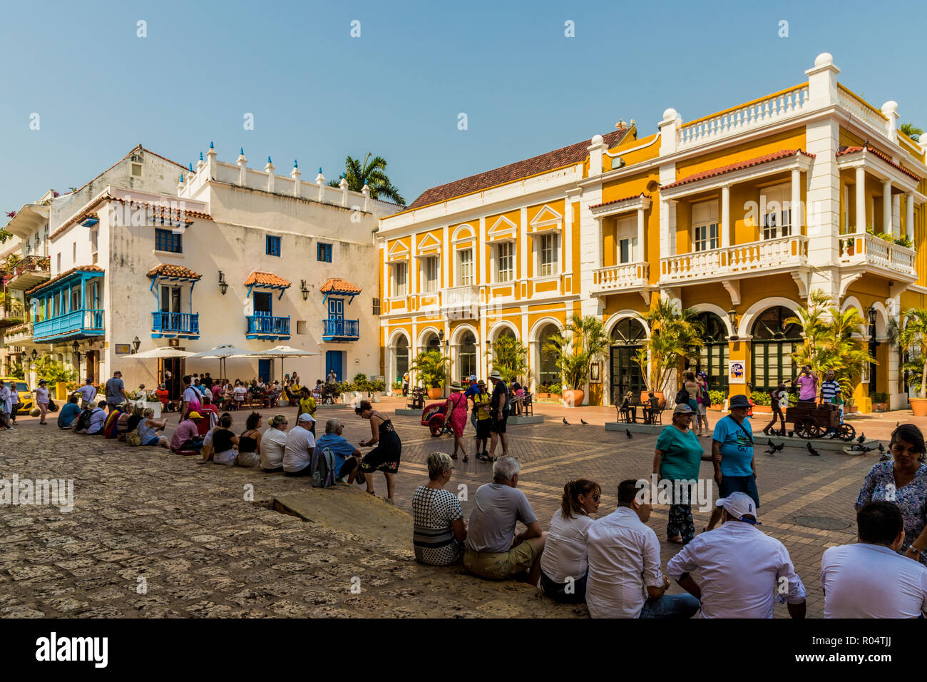 La gente descansando en la Plaza de San Pedro Claver, Cartagena de Indias, Colombia, Sur America Foto de stock