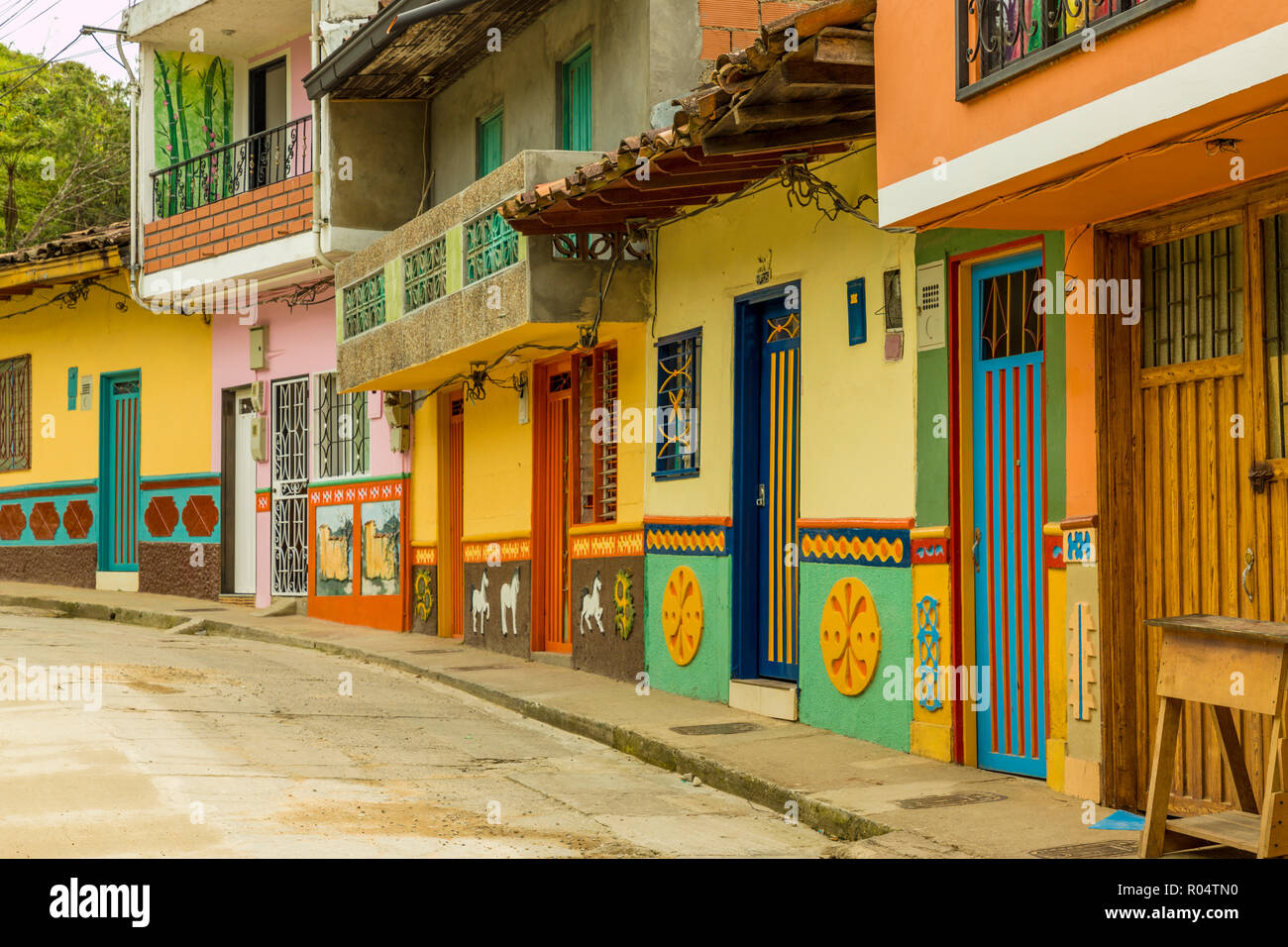Normalmente una colorida calle con edificios tradicionales en la pintoresca ciudad de Guatape, Colombia, Sur America Foto de stock