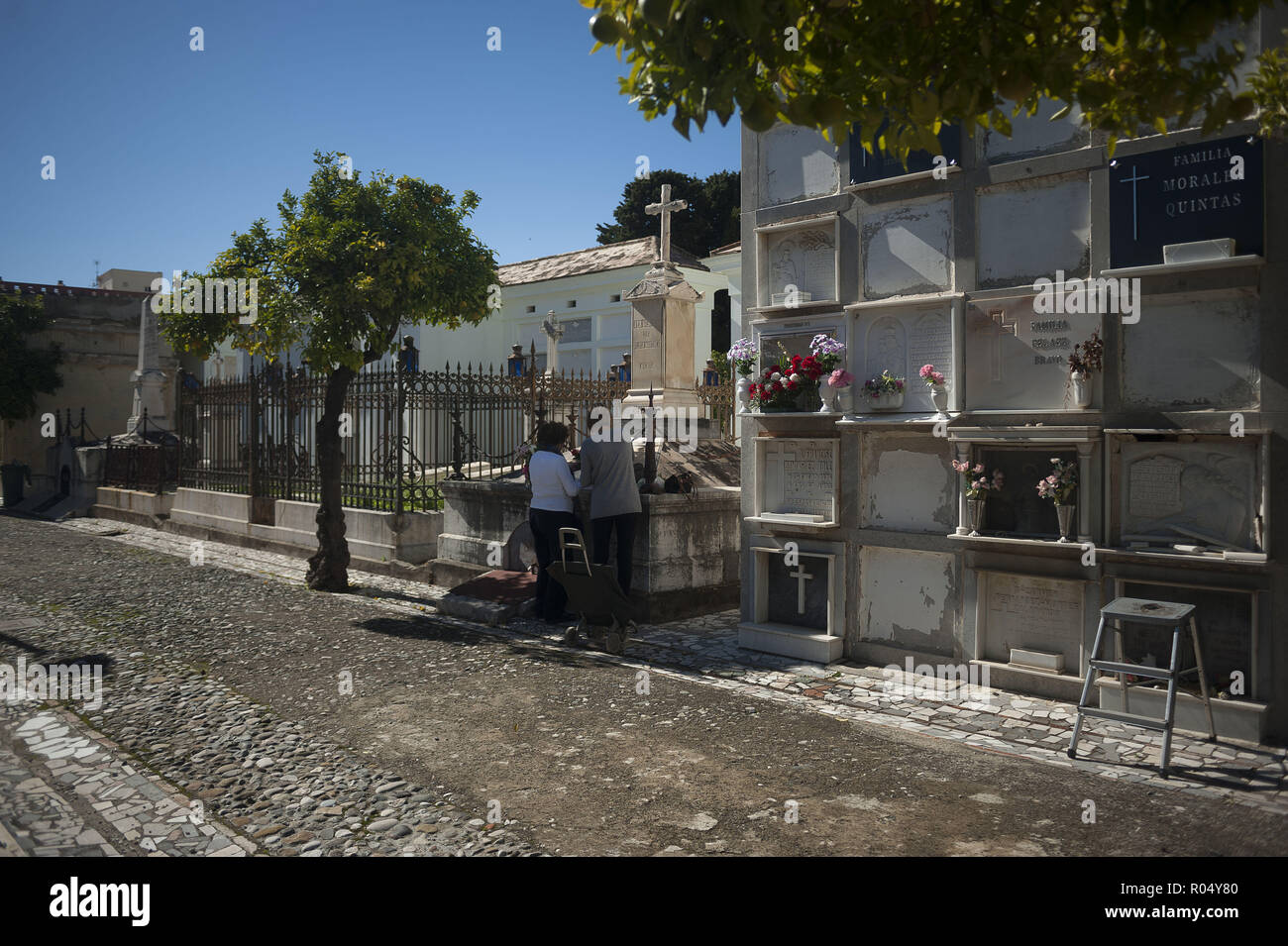 Noviembre 1, 2018 - Málaga, Málaga, España - Mujeres visto poner flores en  una tumba durante todo el santo día en el cementerio de San Miguel en Málaga.  (Crédito de la Imagen: ©