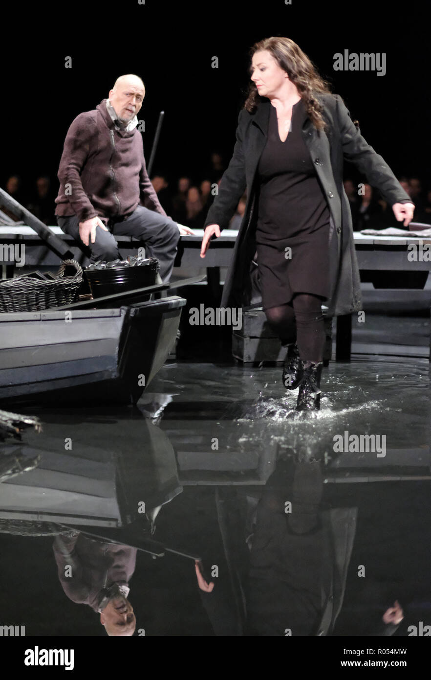 Stuttgart, Alemania. 30 Oct, 2018. Falk Struckmann (l, en el papel del Duque Barbazul) y Claudia Rask (r, en el papel de Judith) y la Ópera Estatal de Stuttgart ensaya la ópera 'Duke Barbazul's Castle' en la antigua oficina de correos de paquetería. La escenografía de Hans Op de Beeck es una caminata en la instalación que está parcialmente construido en el agua. La nueva producción celebra su estreno en 02.11.2018. (Dpa: 'Herzog Blaubarts Burg celebra el estreno en el Stuttgart Parcel Post office" de 02.11.2018) Credit: Bernd Weißbrod/dpa/Alamy Live News Foto de stock