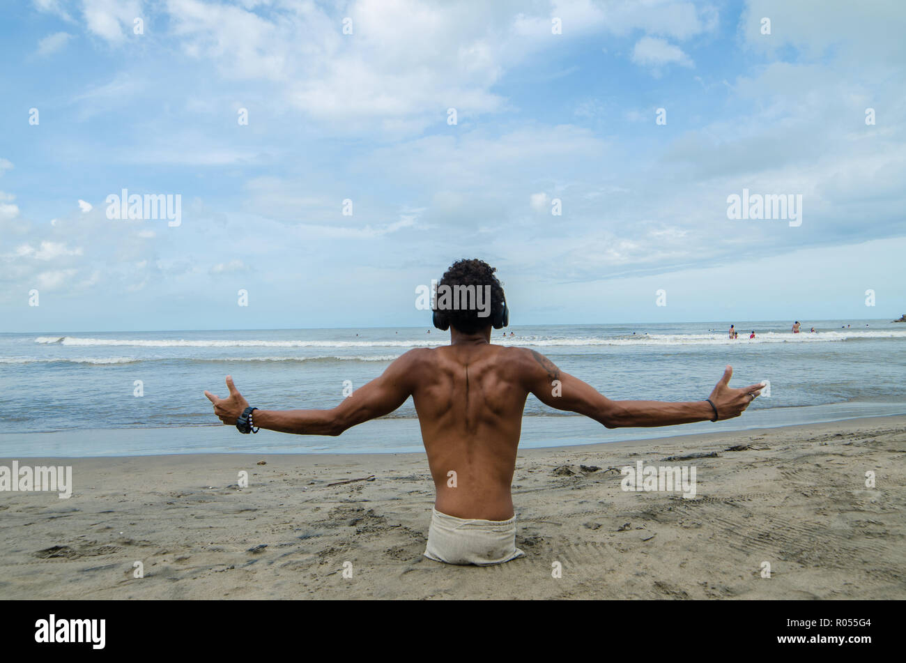 Barranquilla, Colombia. 21 Oct, 2018. Alfonso Mendoza desde Venezuela escucha música en la playa en Colombia. Mendoza nació sin piernas, pero él nunca dejaba de estar parado. A los 25 años es un skater, surfer y rapero y recientemente se ha convertido en un padre. Al igual que cientos de miles de sus compatriotas, el venezolano huían del hambre, la miseria y la opresión en su natal Venezuela. (Dpa "contra todas las fronteras: los venezolanos sin piernas lucha por la normalidad" de 02.11.2018) Credit: Natalia Ortiz Mantilla/dpa/Alamy Live News Foto de stock