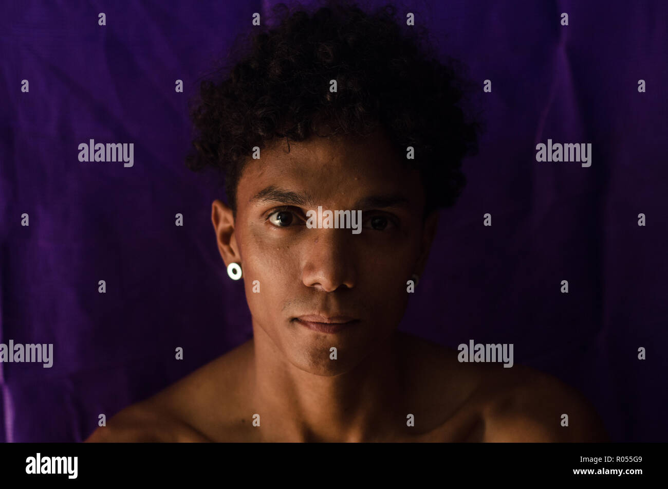 Barranquilla, Colombia. 21 Oct, 2018. Alfonso Mendoza desde Venezuela vive en la ciudad colombiana de Barranquilla. Mendoza nació sin piernas, pero él nunca dejaba de estar parado. A los 25 años es un skater, surfer y rapero y recientemente se ha convertido en un padre. Al igual que cientos de miles de sus compatriotas, el venezolano huían del hambre, la miseria y la opresión en su natal Venezuela. (Dpa "contra todas las fronteras: los venezolanos sin piernas lucha por la normalidad" de 02.11.2018) Credit: Natalia Ortiz Mantilla/dpa/Alamy Live News Foto de stock
