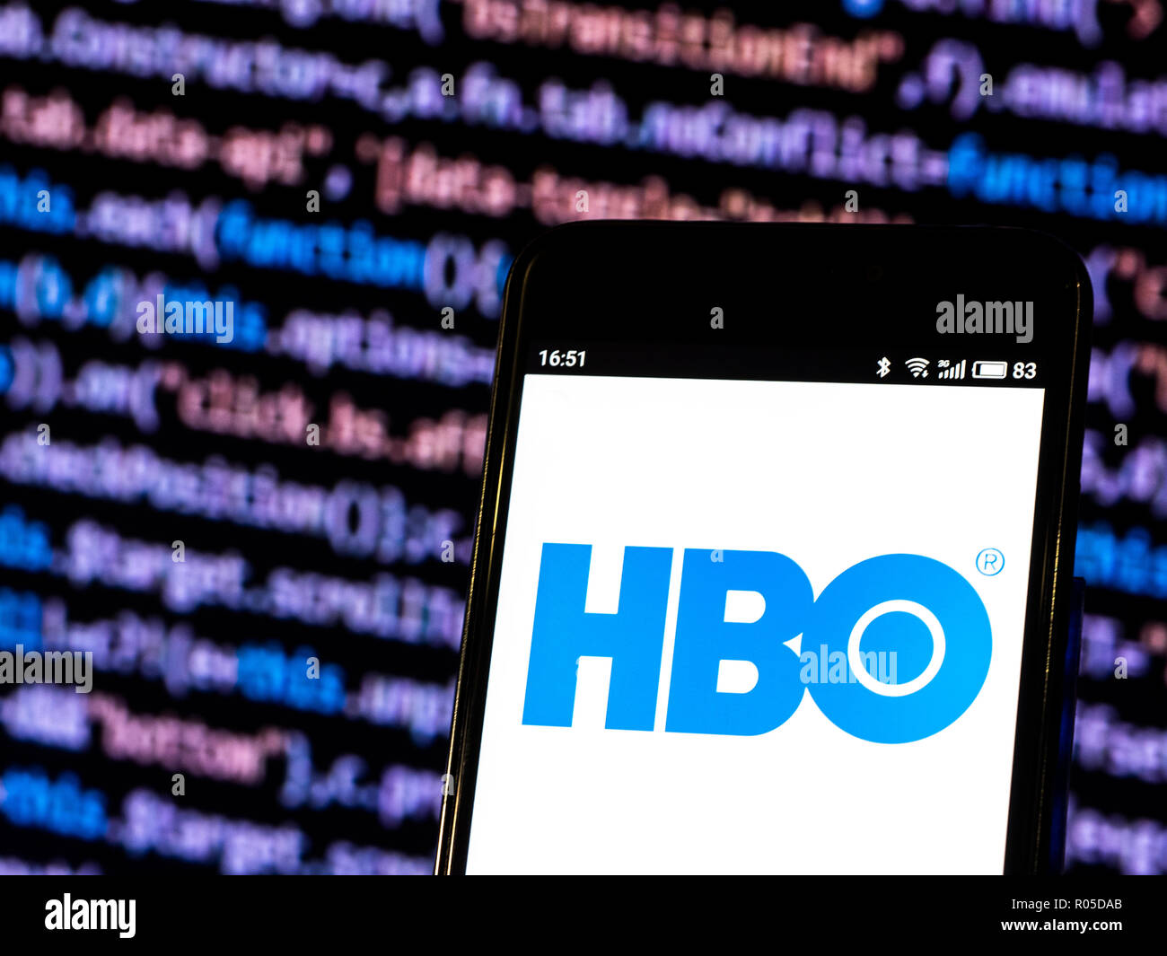 Logotipo de la compañía de cable HBO visto aparece en el teléfono  inteligente. Home Box Office Premium Americana es una red de televisión por  cable y satélite que es propiedad de la