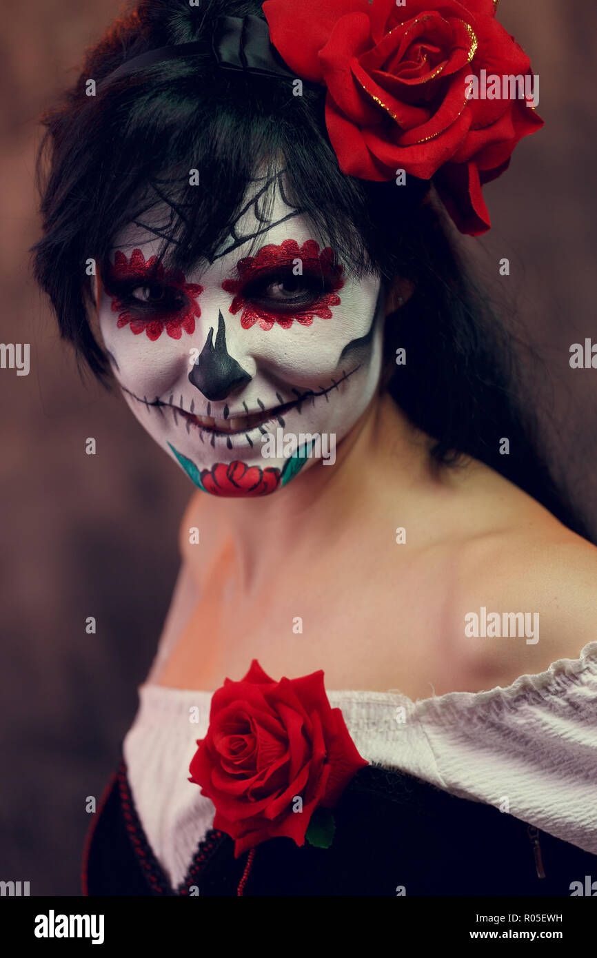 Foto de halloween chica con maquillaje blanco en su cara, ojos negros en el sombrío telón de fondo Fotografía de stock - Alamy Foto de halloween chica con maquillaje blanco en su cara, ojos negros en el sombrío telón de fondo Fotografía de stock - Alamy