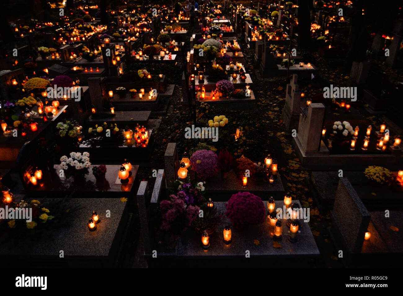 Tumbas con iluminación de velas son vistos en el cementerio Rakowicki  durante las celebraciones. Día de Todos los Santos, también conocido como  el Día de los Muertos, es un día de conmemoración