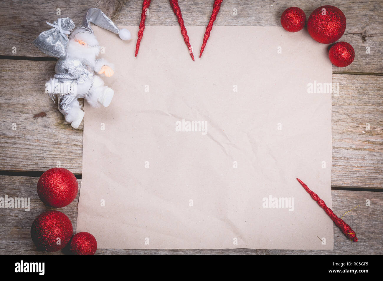Feliz navidad concepto con decoración en color gris viejo pizarrón y  espacio de escritura en papel Fotografía de stock - Alamy
