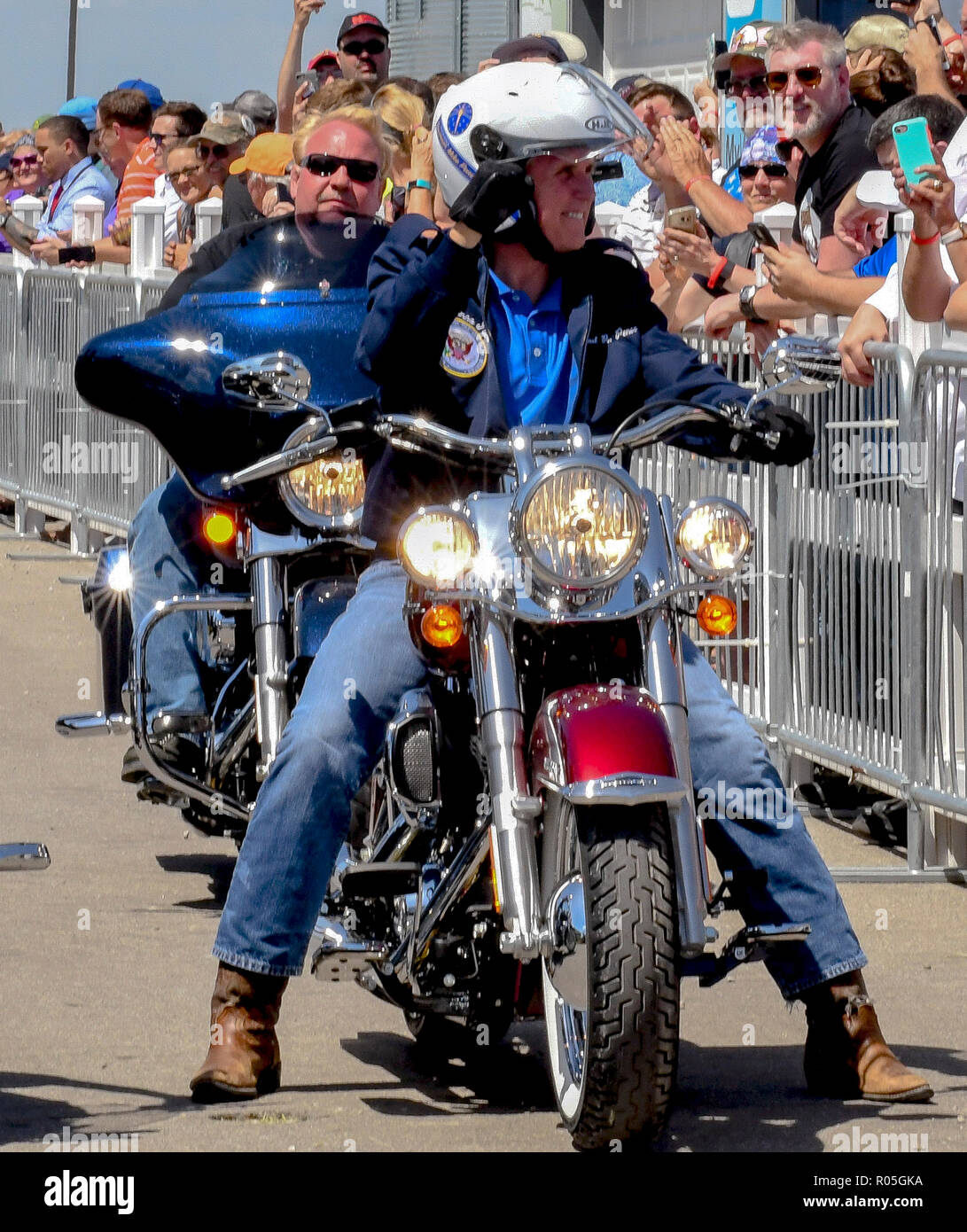 Boone, Iowa, EE.UU., 3 de junio de 2017 el Vicepresidente de los Estados  Unidos, Mike Pence cabalga una motocicleta Harley Davidson en senador Joni  Ernst el 3º Asado anual y Ride caridad