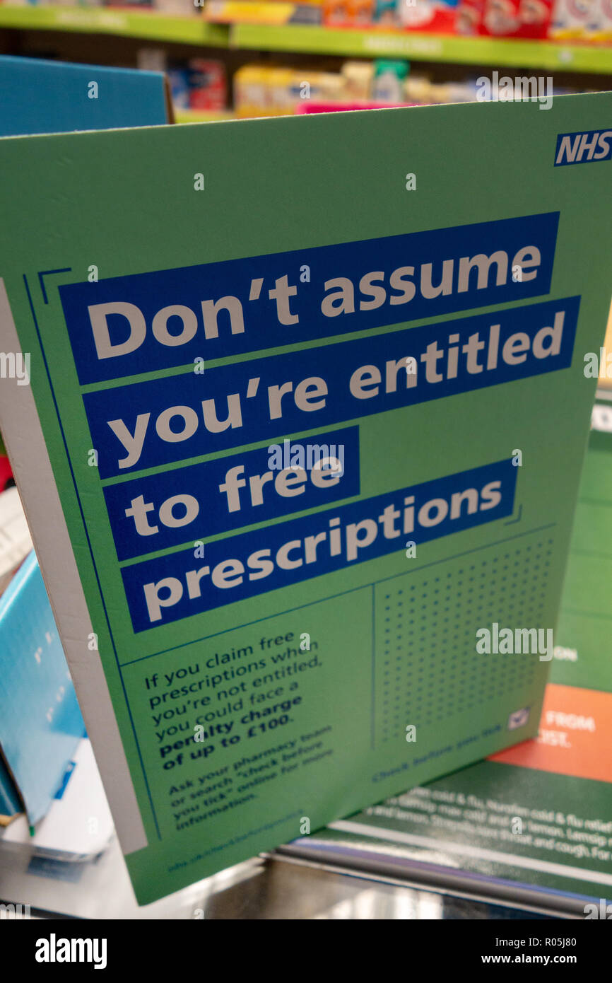 No creo que tienen derecho a la libre prescrption firmar en una farmacia, paciente tabletas de NHS Foto de stock