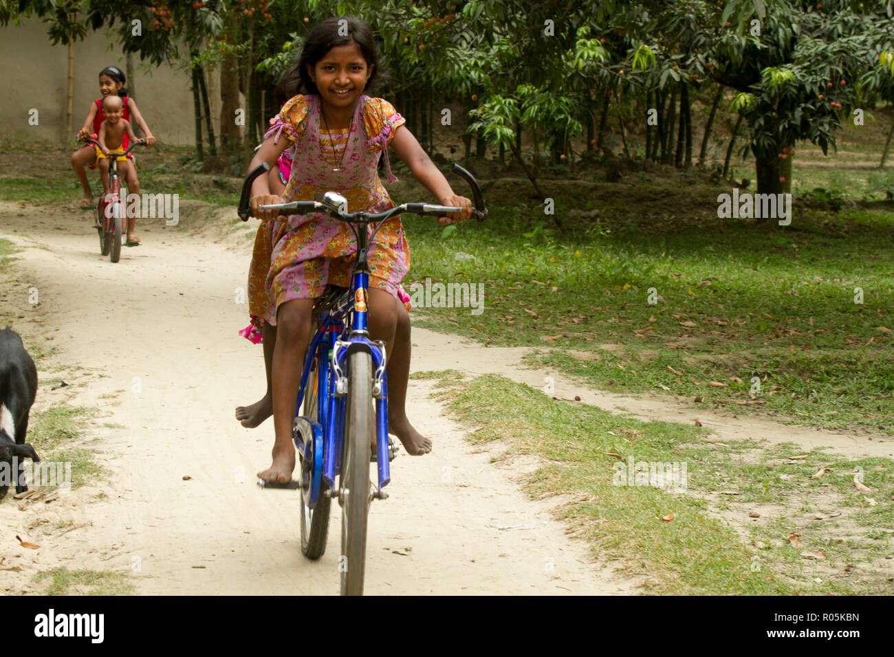 Las niñas andar en bicicleta. Dinajpur (Bangladesh). Foto de stock