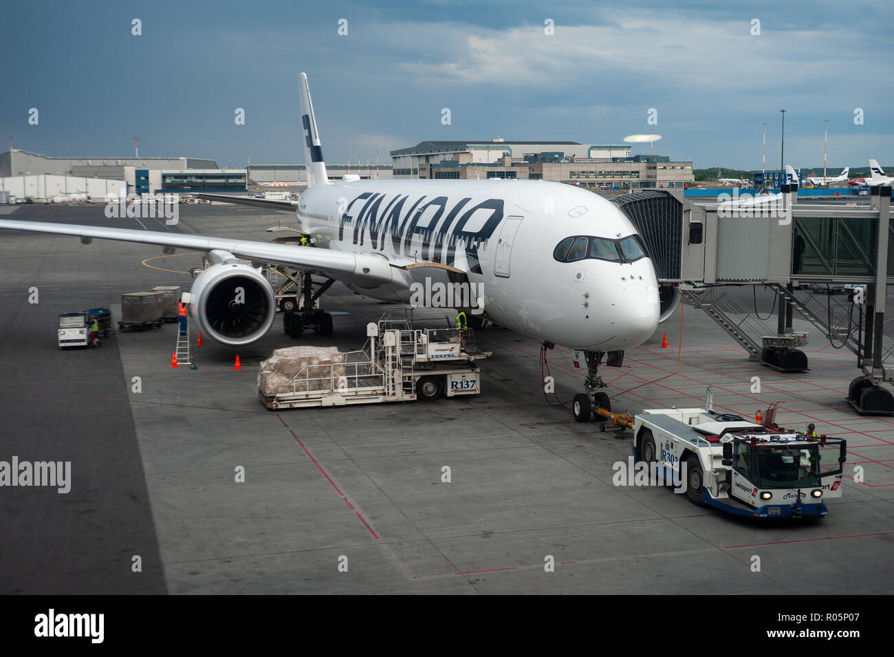 04.06.2018 - Helsinki, Finlandia, Europa - un Airbus A350 de Finnair pasajero avión está estacionado en una puerta en el aeropuerto de Helsinki Vantaa. Foto de stock
