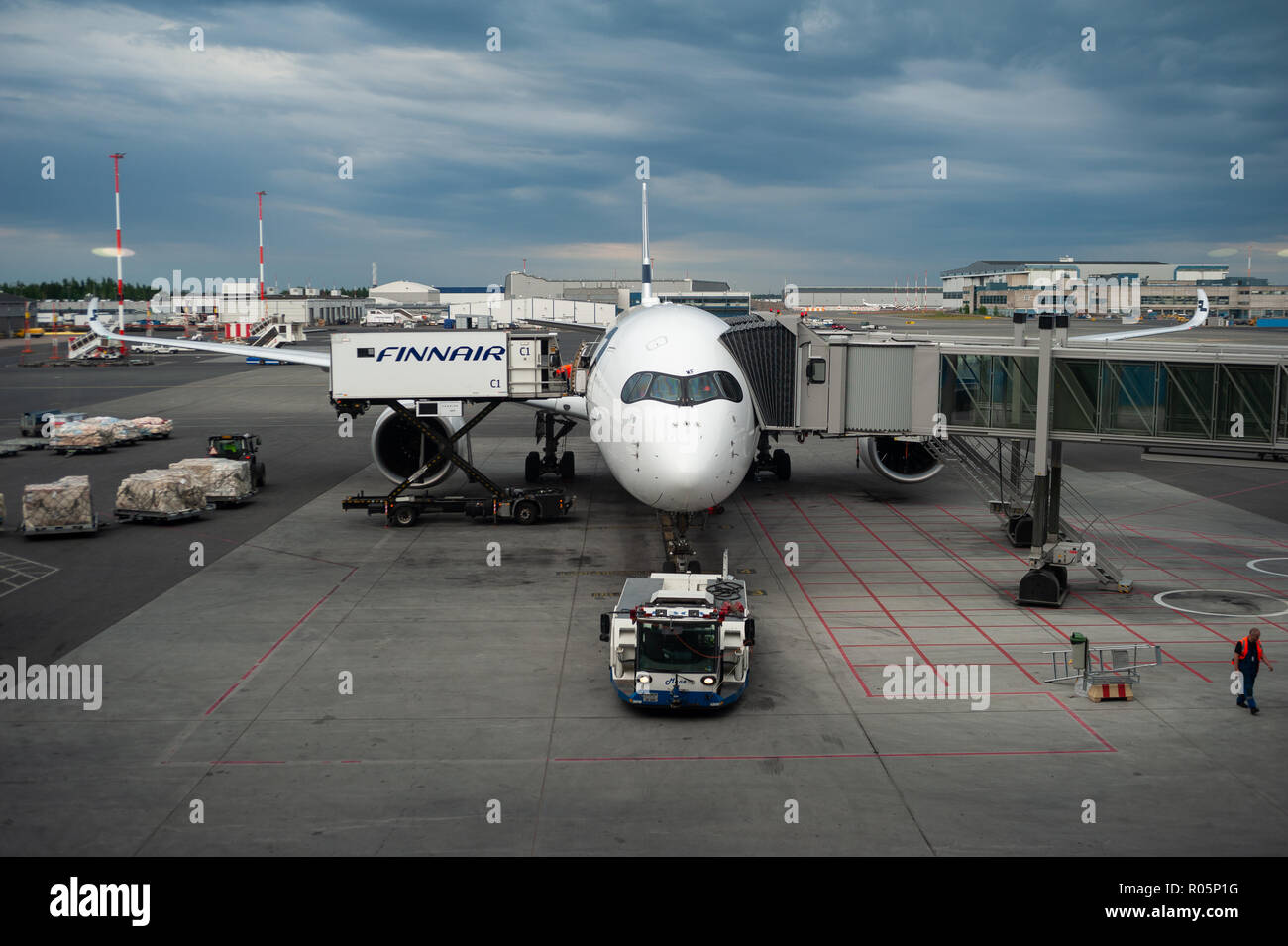 04.06.2018 - Helsinki, Finlandia, Europa - un Airbus A350 de Finnair pasajero avión está estacionado en una puerta en el aeropuerto de Helsinki Vantaa. Foto de stock