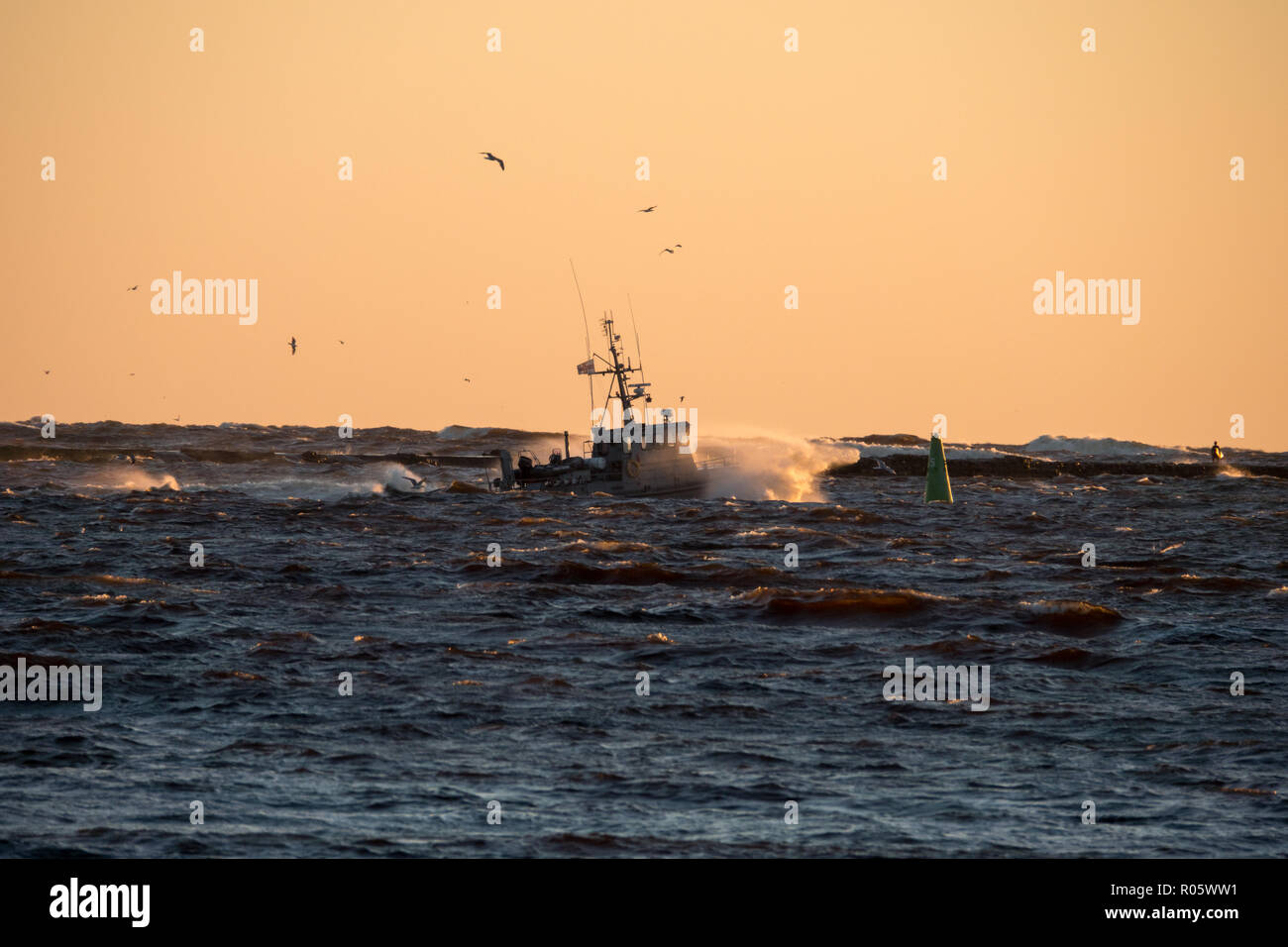 Barco va en el viento y las olas Foto de stock