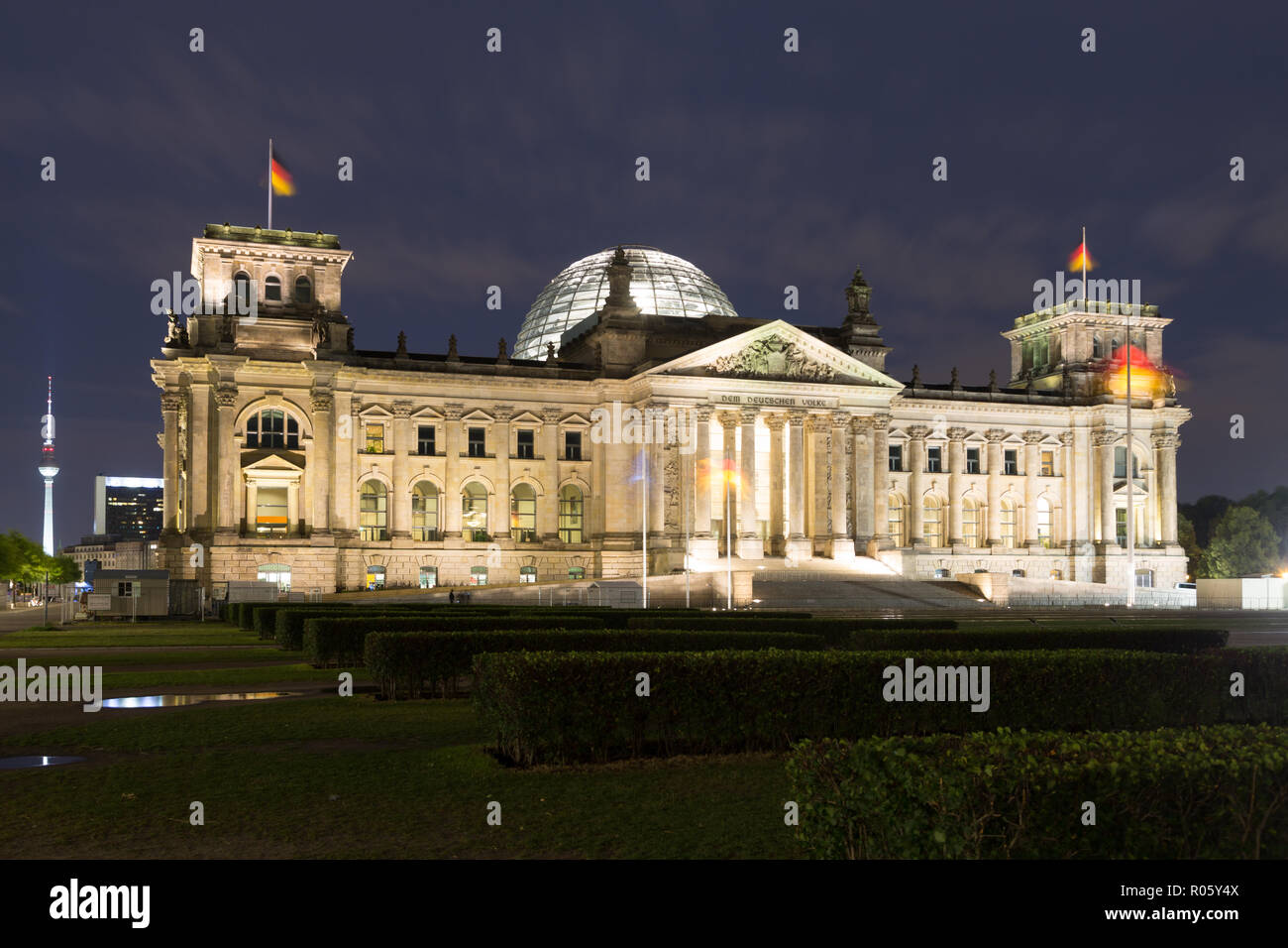 Reichstag en la noche, detrás de la torre de televisión de Alexanderplatz, el barrio gubernamental, Berlín, Alemania Foto de stock
