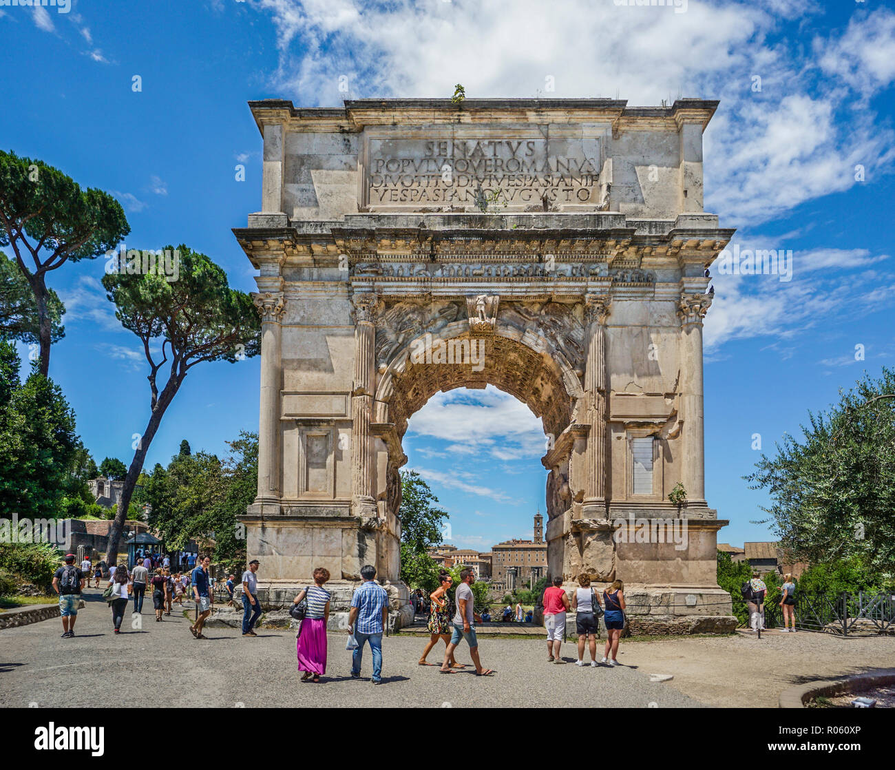 Arco de Tito, un 1º siglo DC honoriric arco romano en la via sacra que lleva en el Foro Romano, Roma, Italia Foto de stock