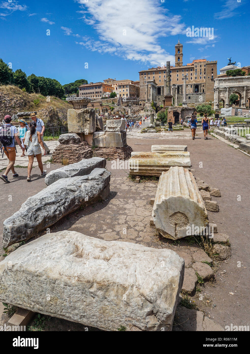 Columnas fragmentado de las ruinas del Foro Romano en la Via Sacra, Roma, Italia Foto de stock