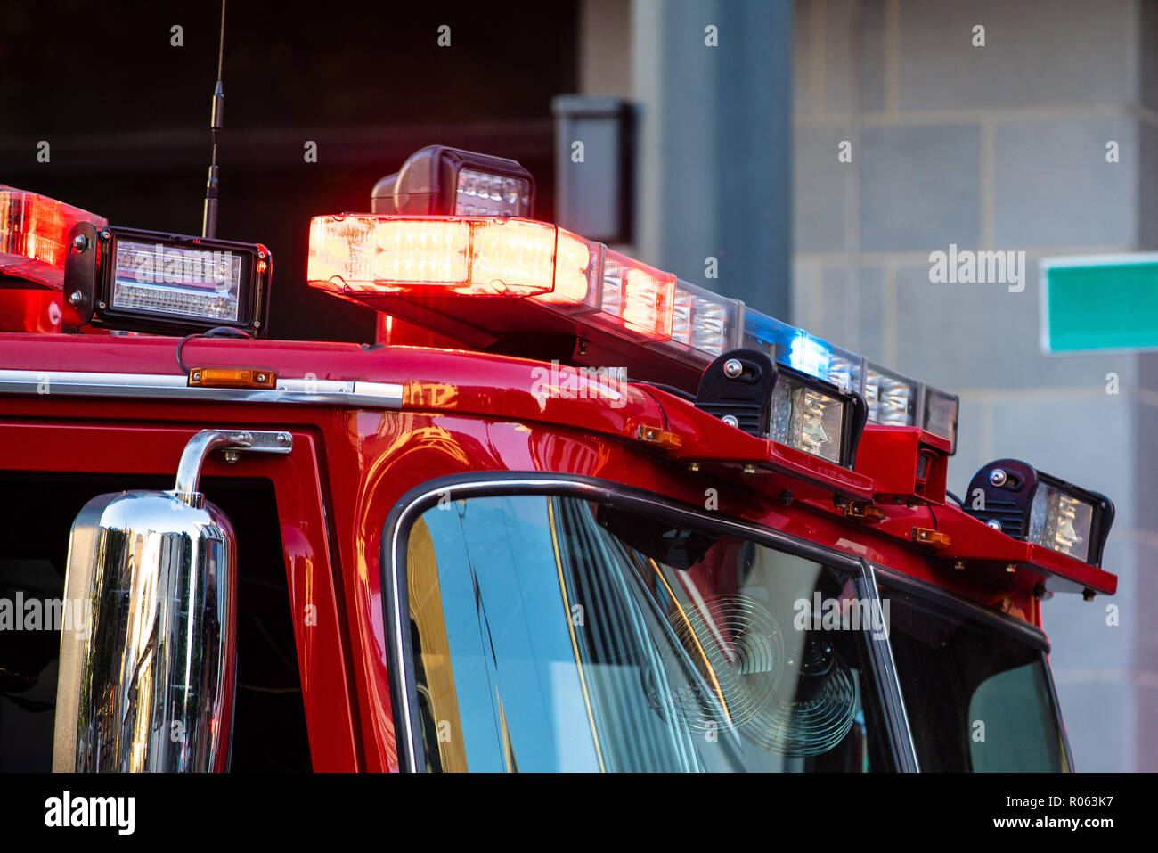 Camión de bomberos de cerca con las sirenas y luces de flash parpadeante  Fotografía de stock - Alamy