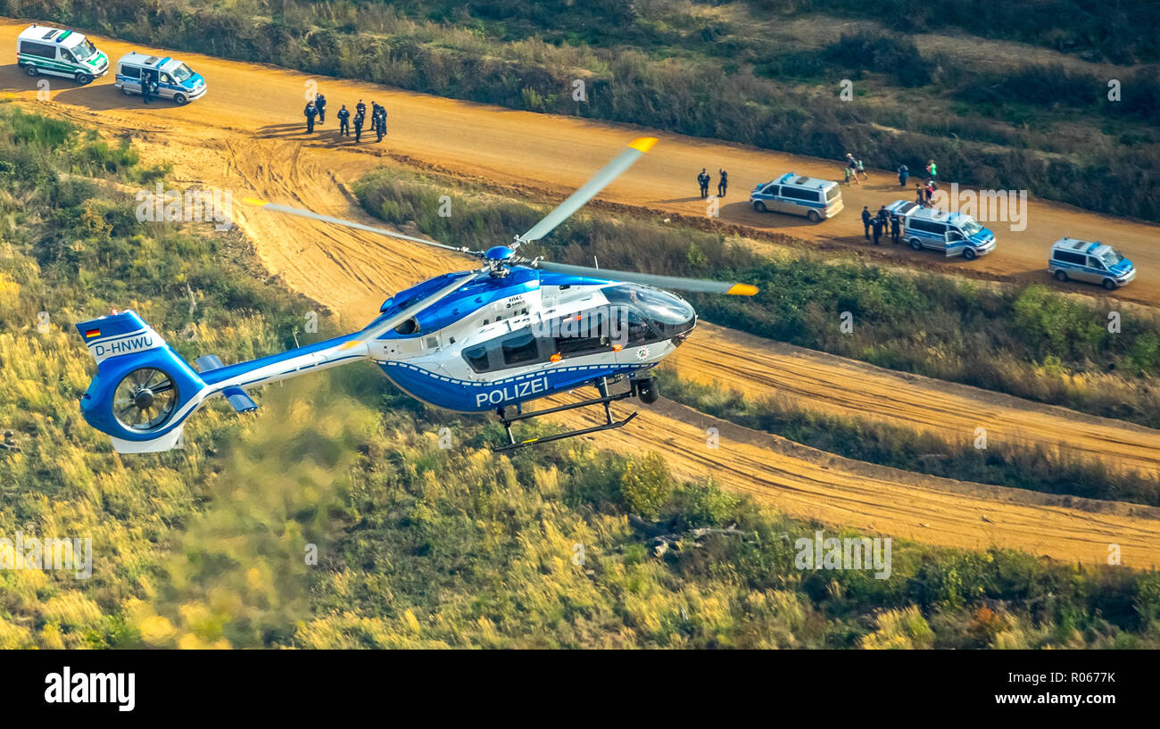 Foto aérea, el helicóptero de la policía durante la manifestación en el cielo abierto, manifestación en la mina a cielo abierto con el uso de la policía, una gran manifestación en contra de la Foto de stock