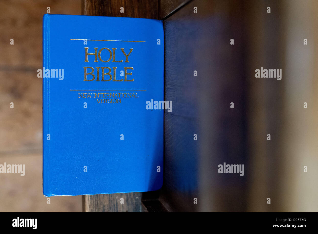 La Santa Biblia en el interior de una iglesia en West Sussex, Reino Unido. Foto de stock