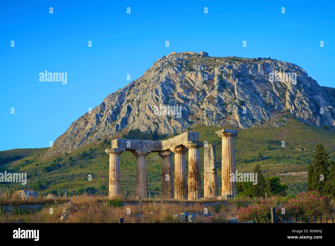 Templo de Apolo, la antigua Corinto, el Peloponeso, Grecia, Europa Foto de stock
