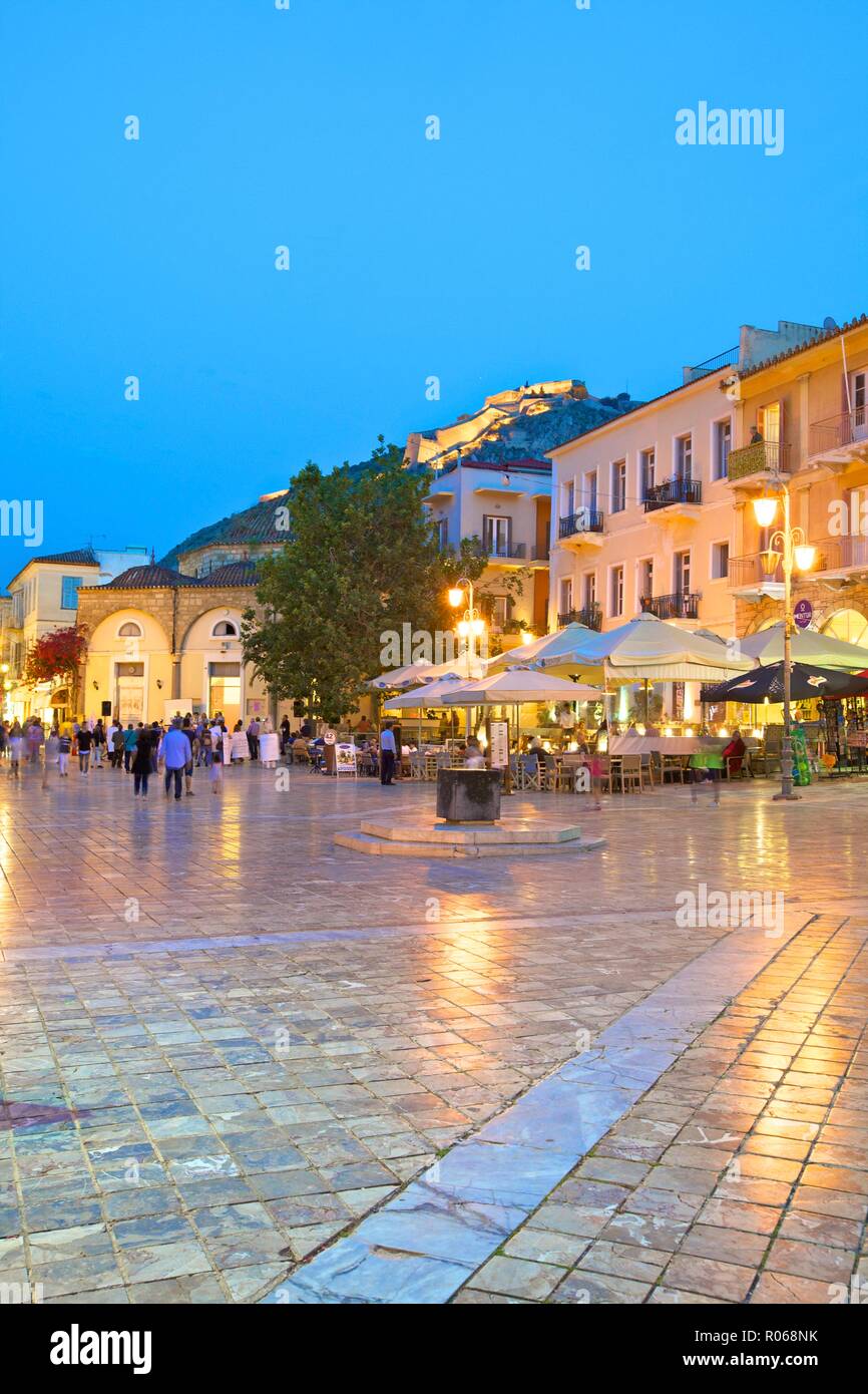 Al anochecer, la Plaza Syntagma, antiguo pueblo de Nafplio, Argolis, el Peloponeso, Grecia, Europa Foto de stock