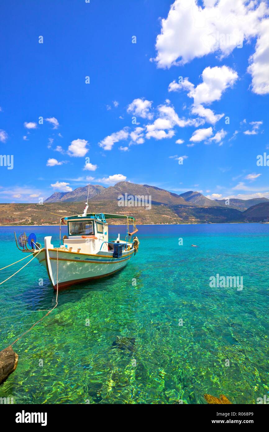 Barco de pesca, Limeni, Península de Mani, el Peloponeso, Grecia, Europa Foto de stock