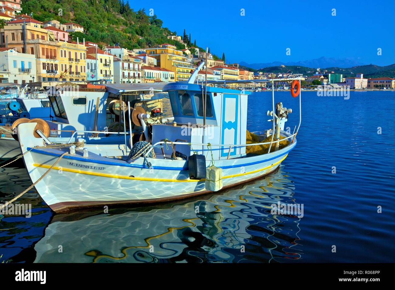 El puerto de Gytheio, Península de Mani, el Peloponeso, Grecia, Europa Foto de stock