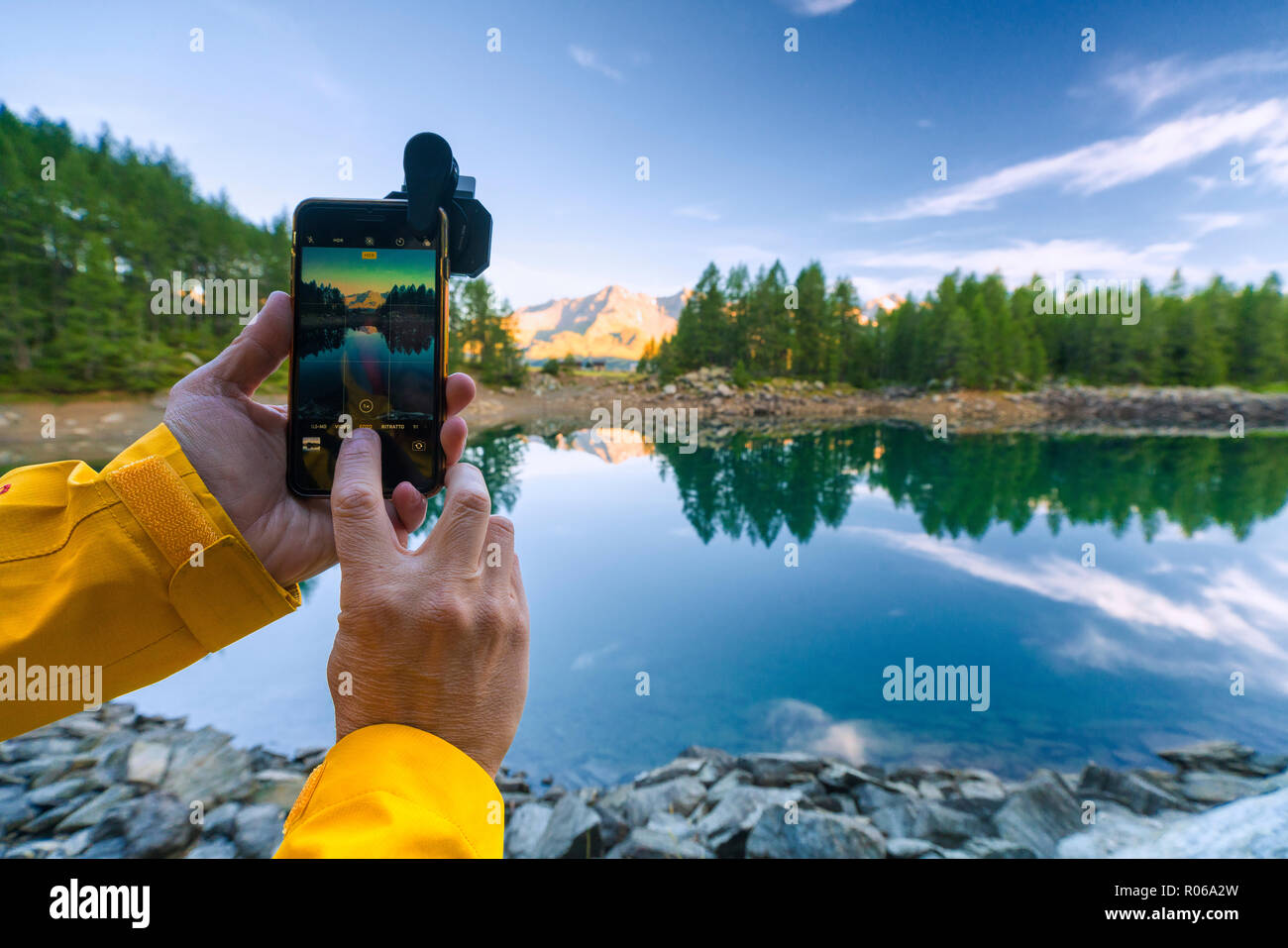 Caminante broches fotos con el smartphone, Lago Azzurro, Valle Spluga, provincia de Sondrio, Valtellina, Lombardía, Italia, Europa Foto de stock