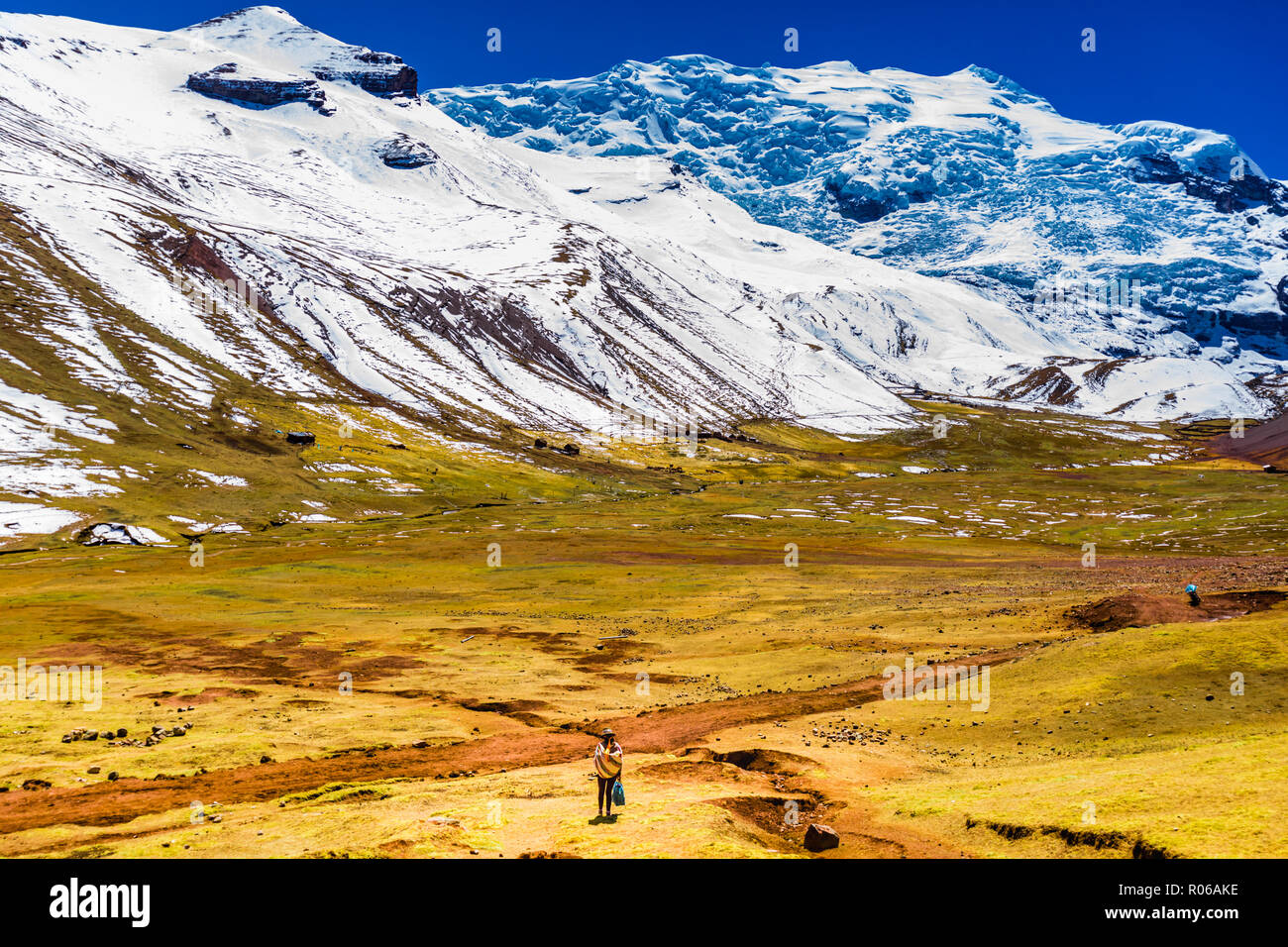 Rainbow cadena montañosa en la Cordillera de Los Andes, Perú, América del  Sur Fotografía de stock - Alamy