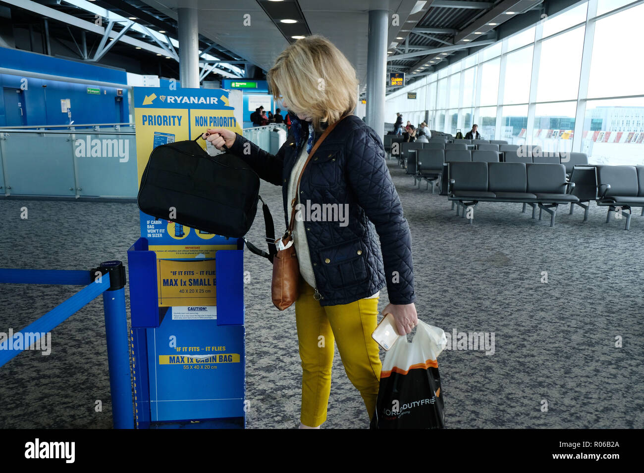 Pic muestra: nueva bolsa diminuto tamaño permitido en aviones de Ryanair de forma gratuita. Control sizer en todas puertas para dejar pasajeros ver aquí en el aeropuerto de Stansted. P Fotografía