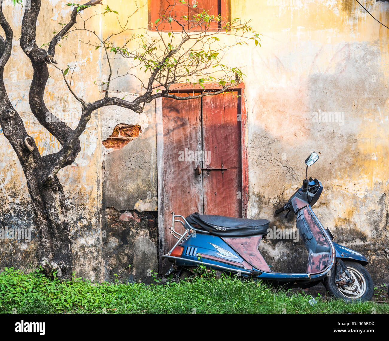 Ciclomotor escena callejera, el fuerte Kochi (Cochin), Kerala, India, Asia Foto de stock