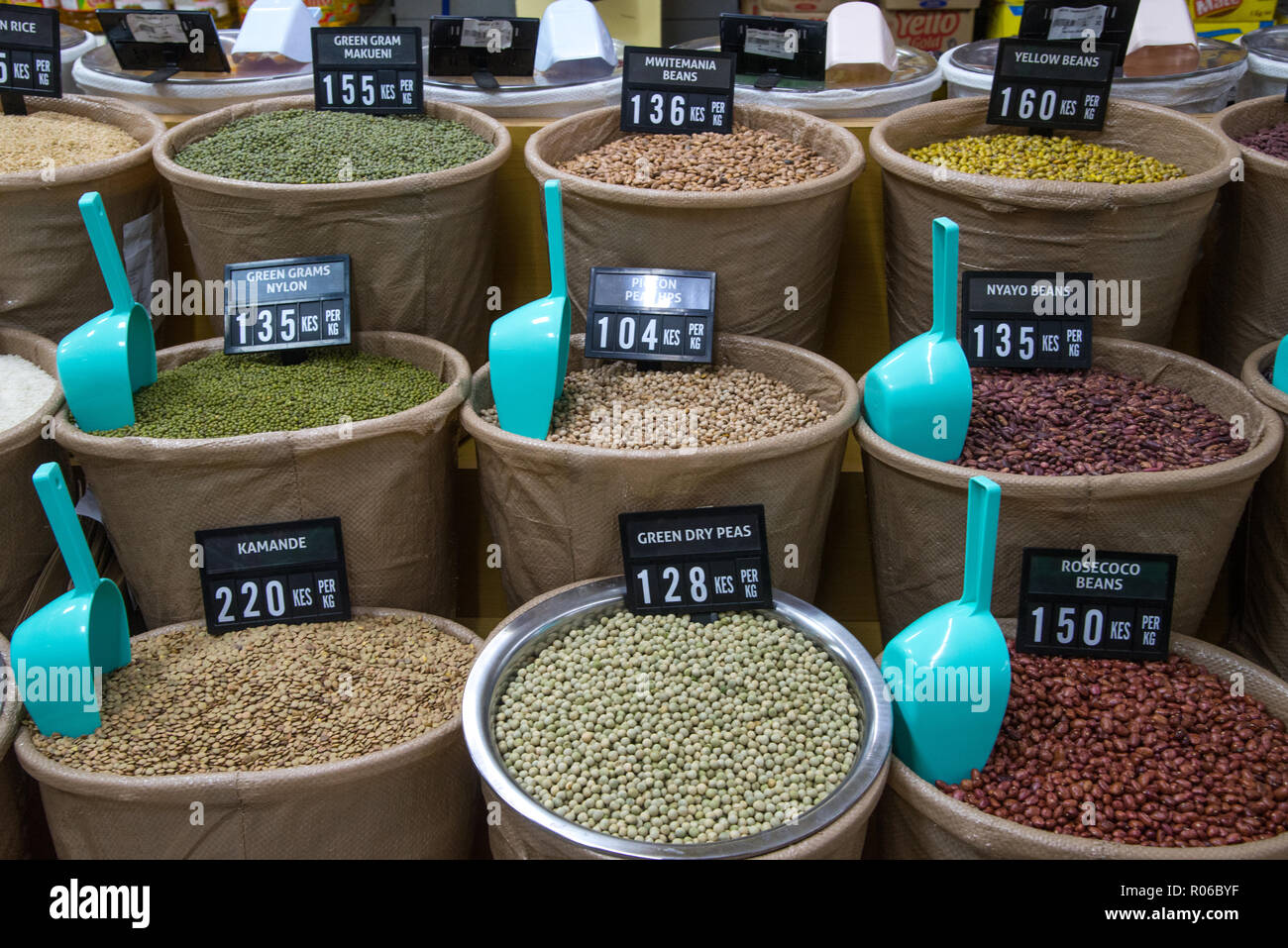 Diferentes granos y semillas para la venta en supermercados en Kenya, Africa. Foto de stock