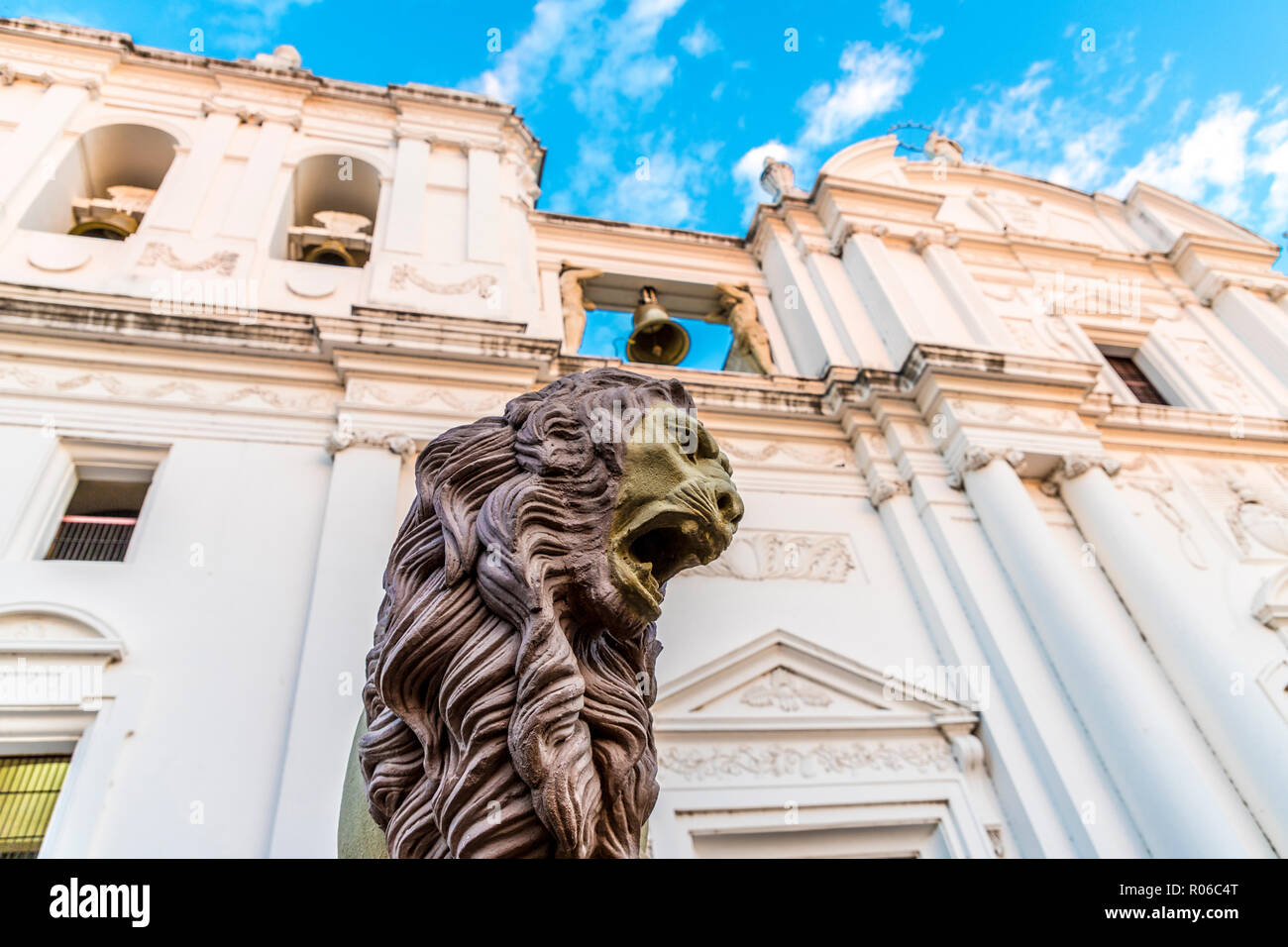 Una estatua de león fuera de la Catedral de la Asunción de María, Sitio del Patrimonio Mundial de la UNESCO, León, Nicaragua, Centroamérica Foto de stock