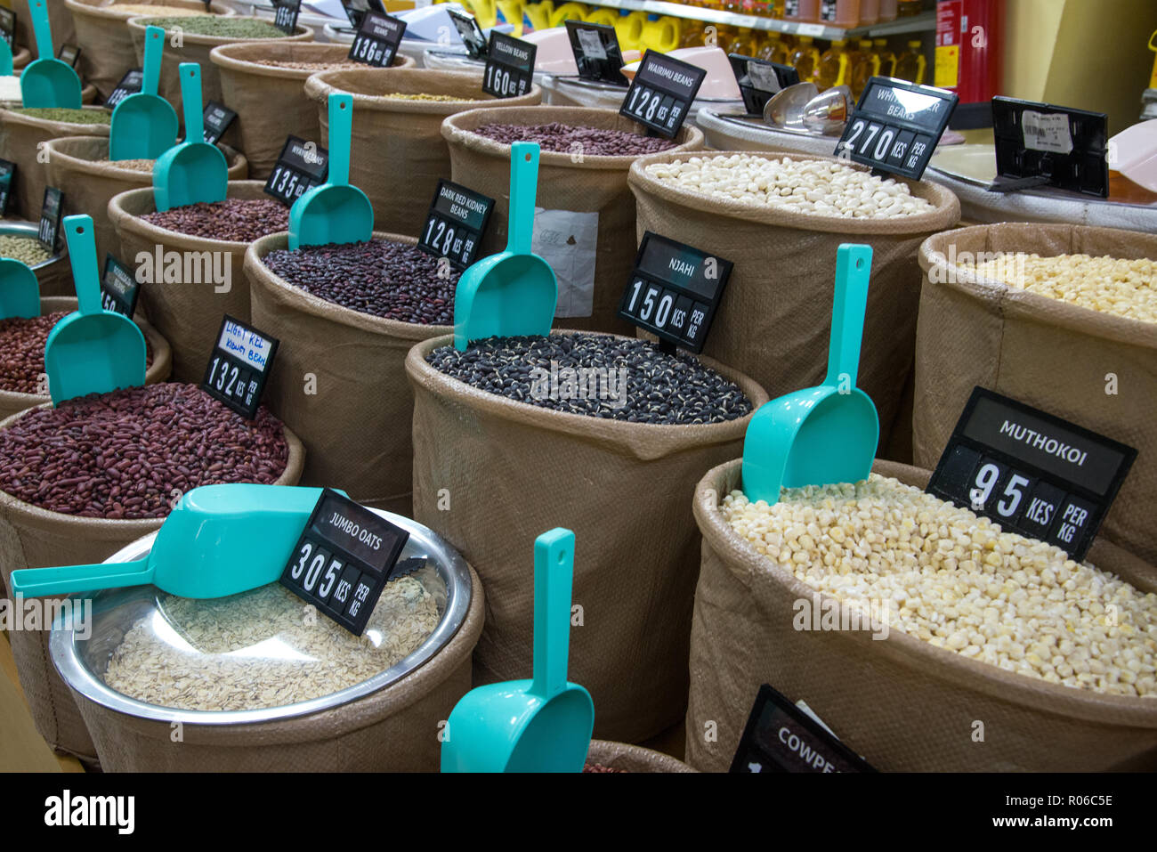 Diferentes granos y semillas para la venta en supermercados en Kenya, Africa. Foto de stock