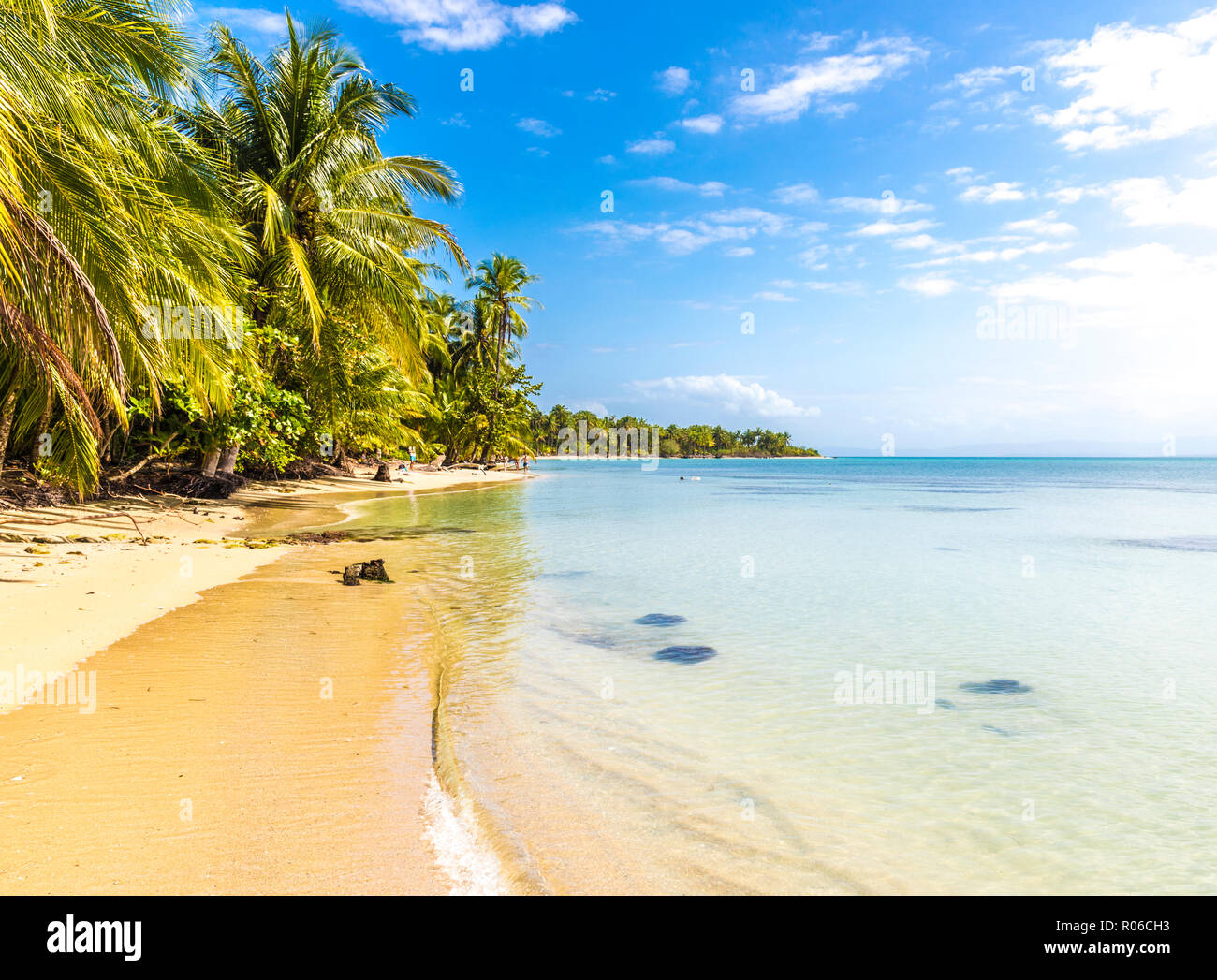 Una vista del mar Caribe frente a Bocas del Drago, playa de Isla Colón