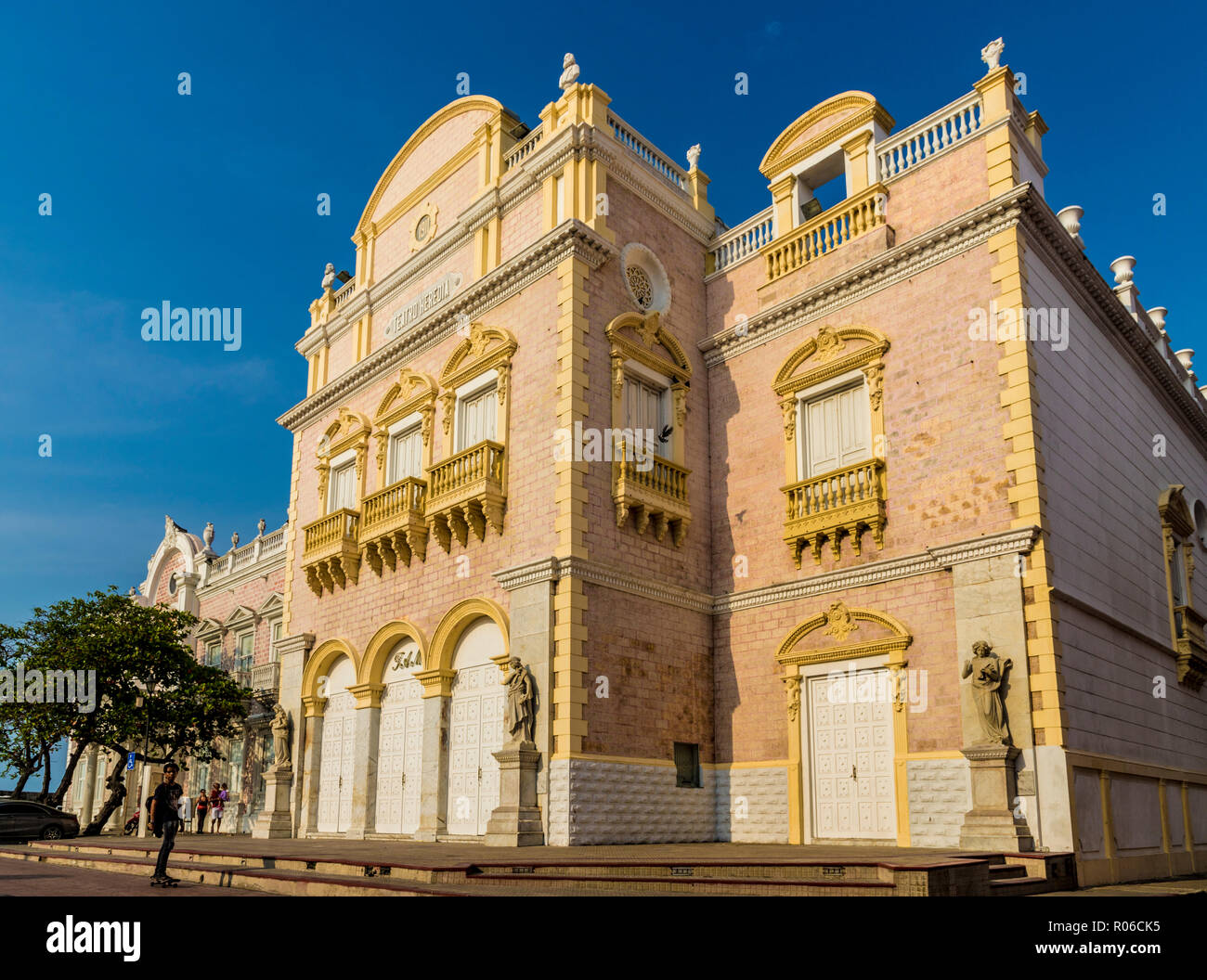 La fachada del Teatro Heredia (Teatro Adolfo Mejía) en Cartagena de Indias, Colombia, Sur America Foto de stock