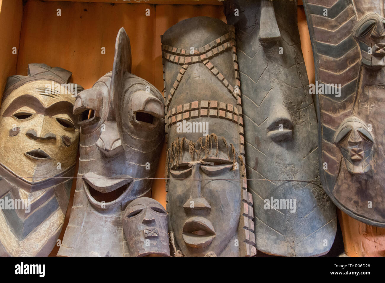 Tienda de mascaras de madera fotografías e imágenes de alta resolución