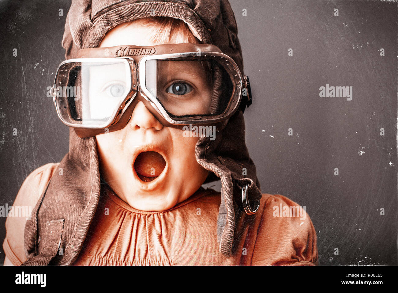 Nueve insulto recibir Sorprendido en chica gafas piloto Fotografía de stock - Alamy