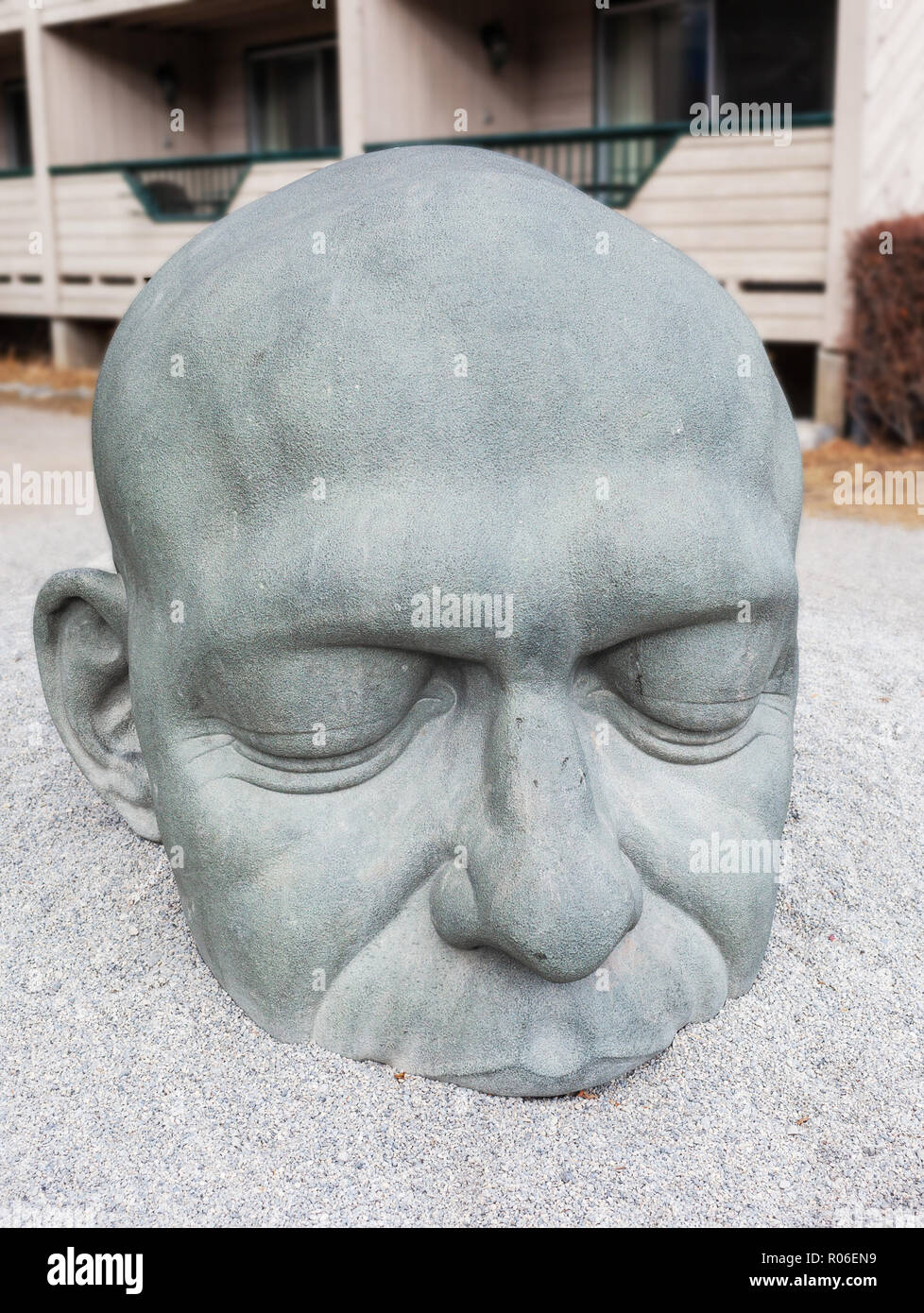 En Canmore, Canadá - Oct 26, 2018: el granito de cabeza grande escultura es el símbolo más icónicas de Canmore Kananaskis en las rocosas canadienses de Alberta. Ella Foto de stock