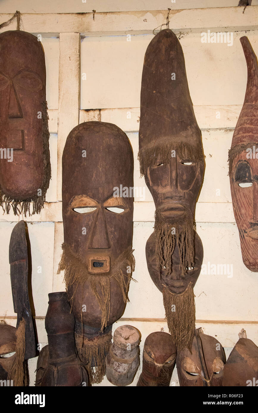 Máscaras de madera en turistas tienda en Kenya, Africa. Foto de stock