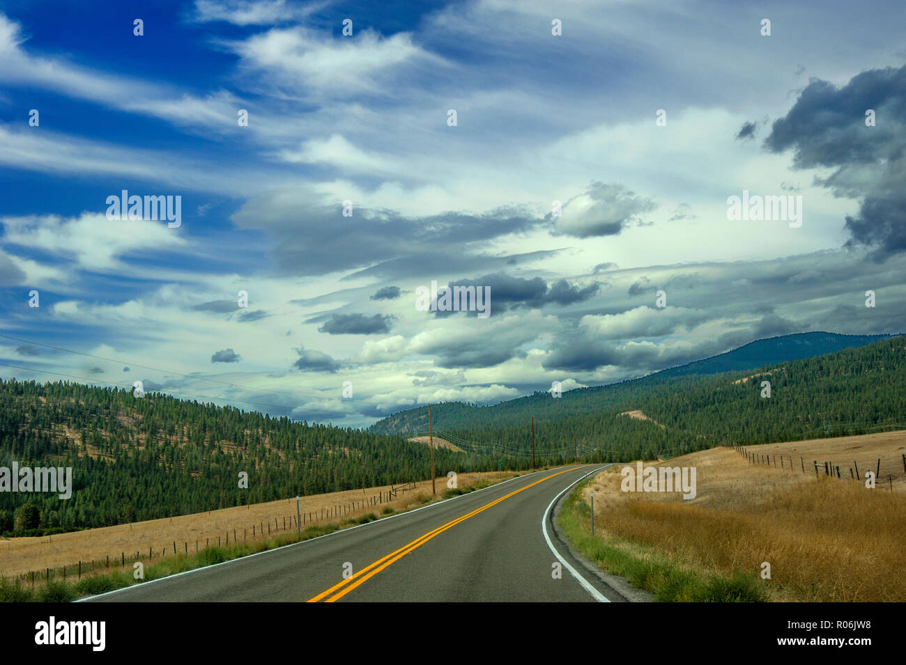 Camino abierto y Big Sky en Montana, EE.UU. Foto de stock