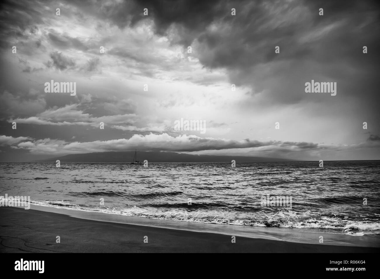 Blanco y negro paisaje espectacular cielo con nubes y áspera superficie oceánica como Huracán tormenta enfoques Isla Foto de stock