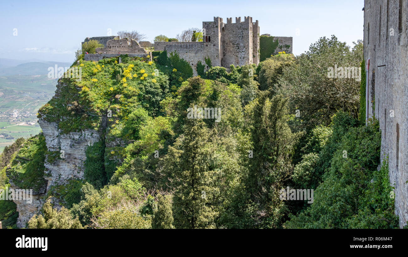 Vistas del castillo de fortificaciones, Erice, Sicilia, Italia Foto de stock
